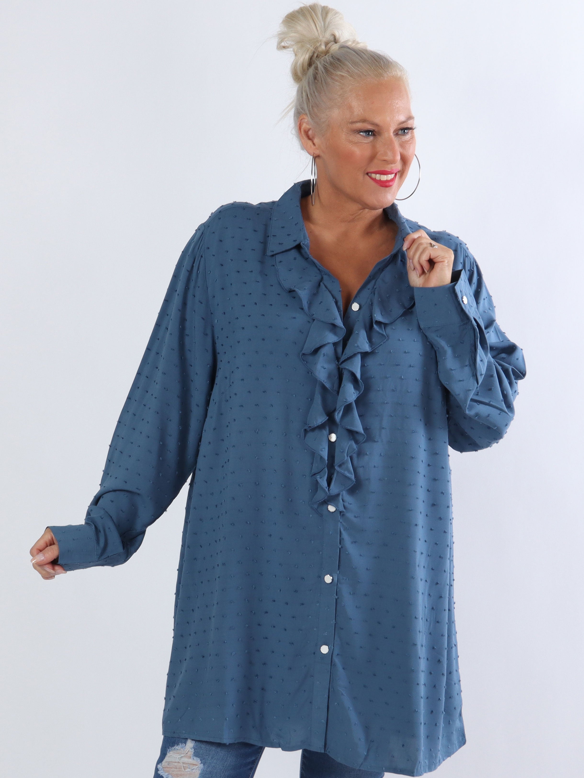 Zandra - Plus size skjorta med volang och prickiga detaljer