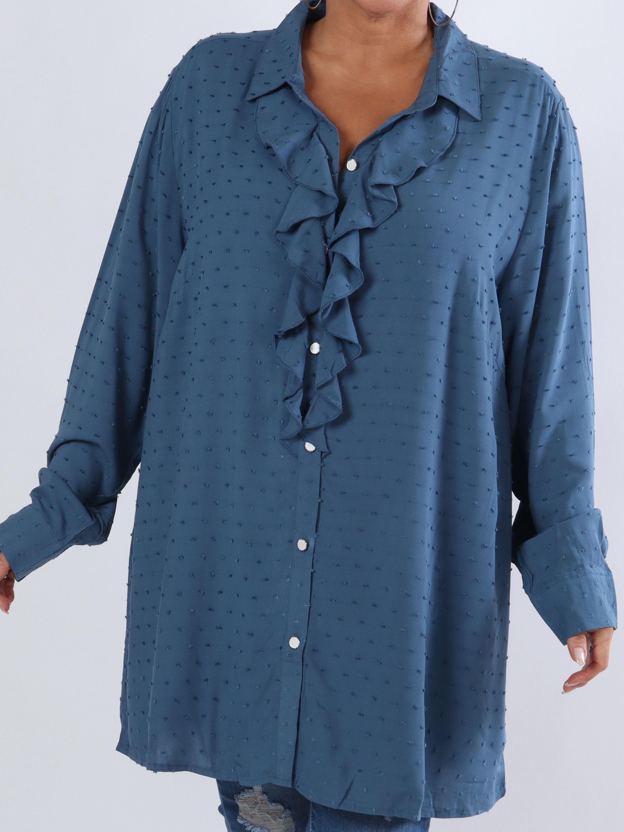 Zandra - Plus size skjorta med volang och prickiga detaljer