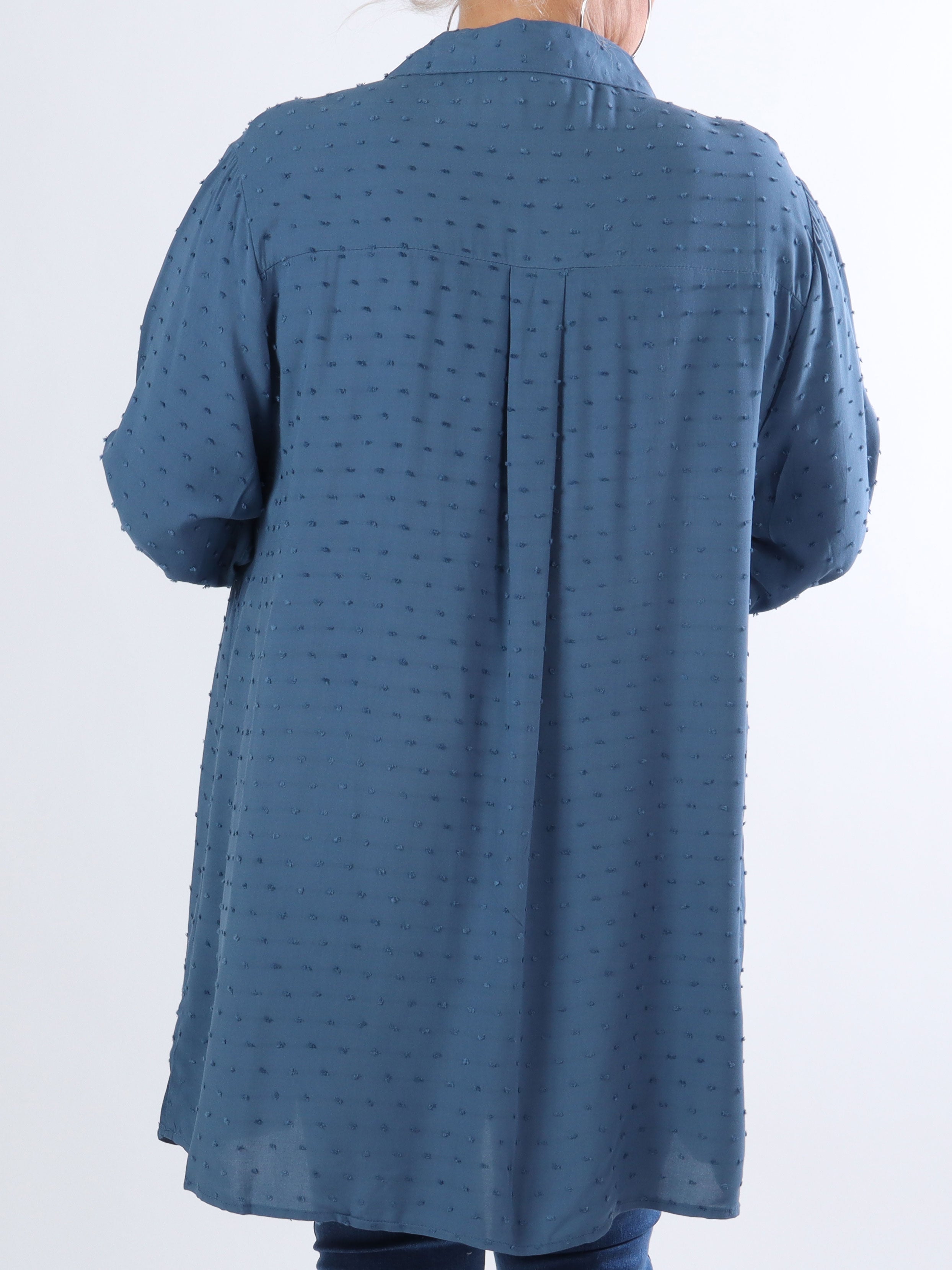 Zandra - Plus size skjorta med volang och prickiga detaljer