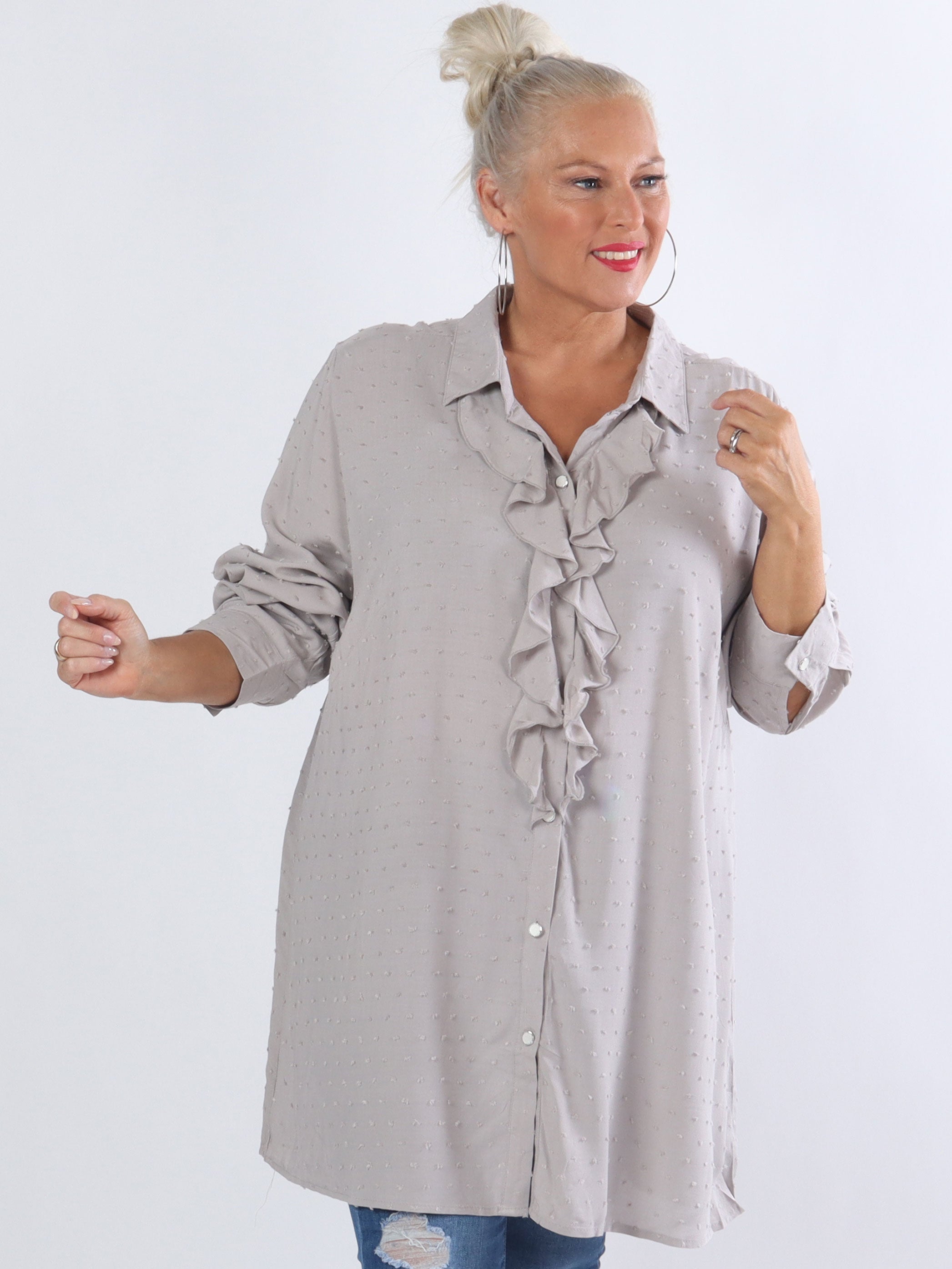 Zandra - Plus size skjorta med volang och prickiga detaljer