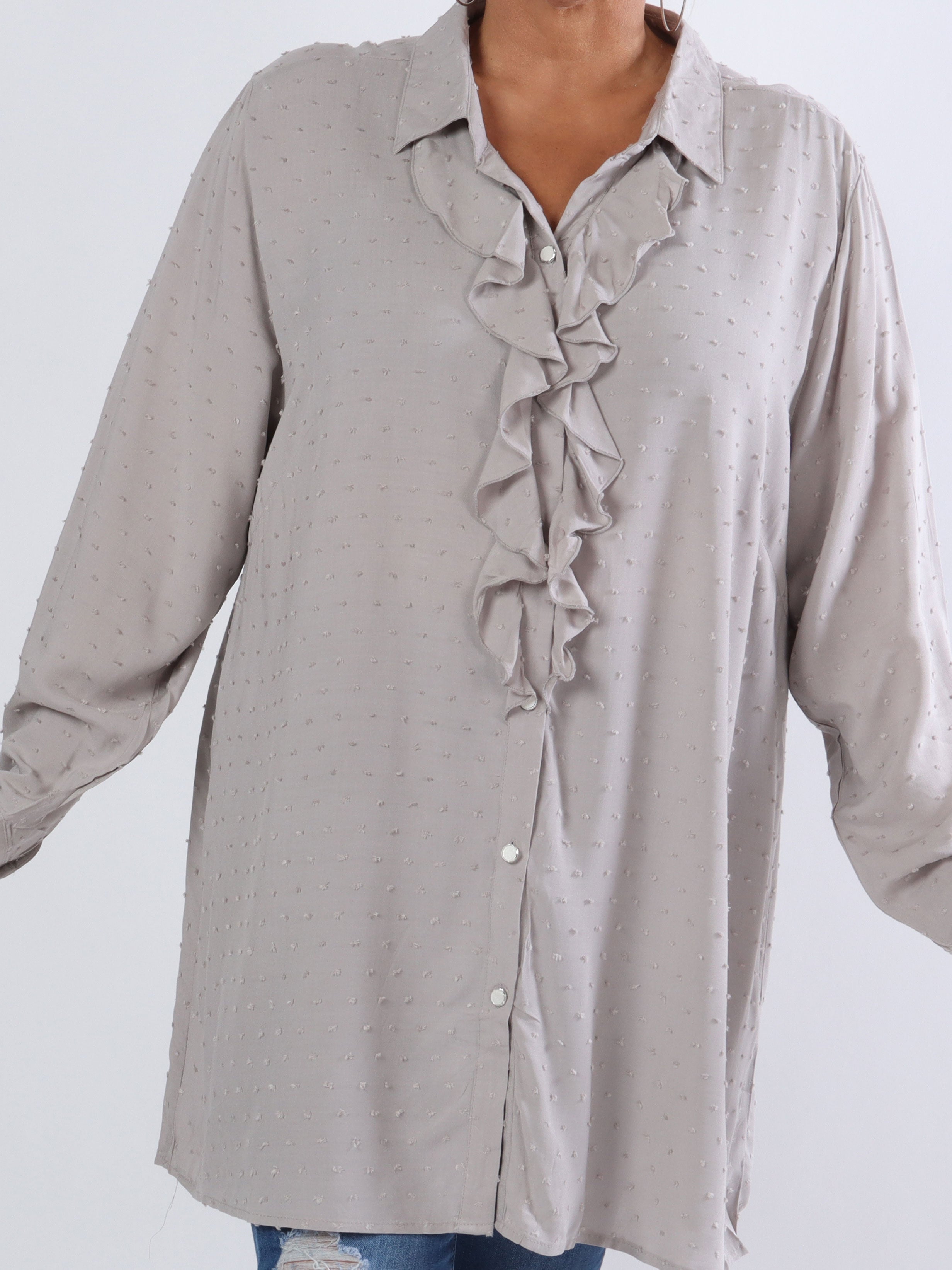 Zandra - Plus size skjorta med volang och prickiga detaljer