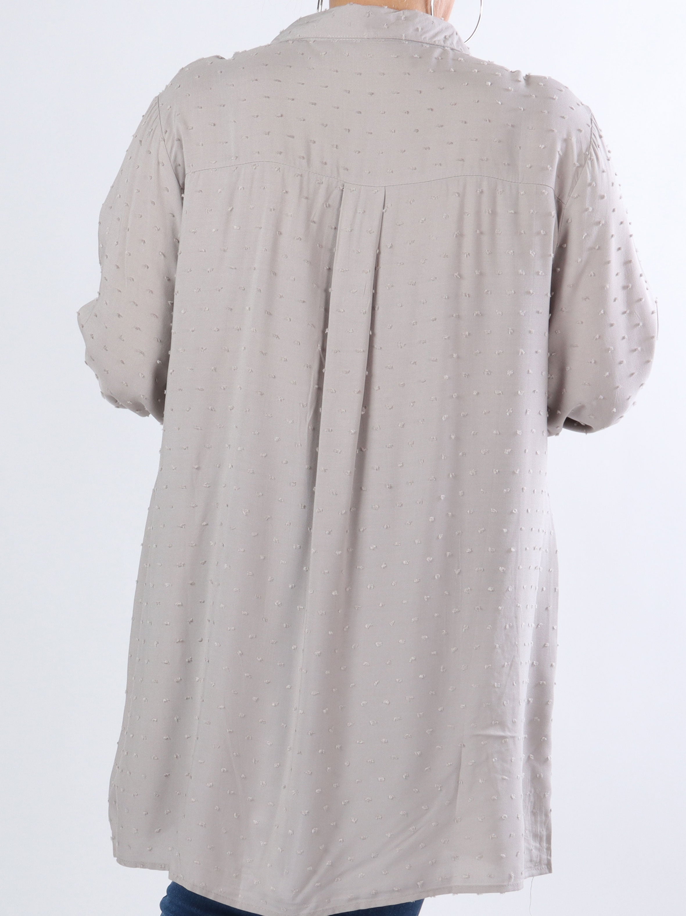 Zandra - Plus size skjorta med volang och prickiga detaljer