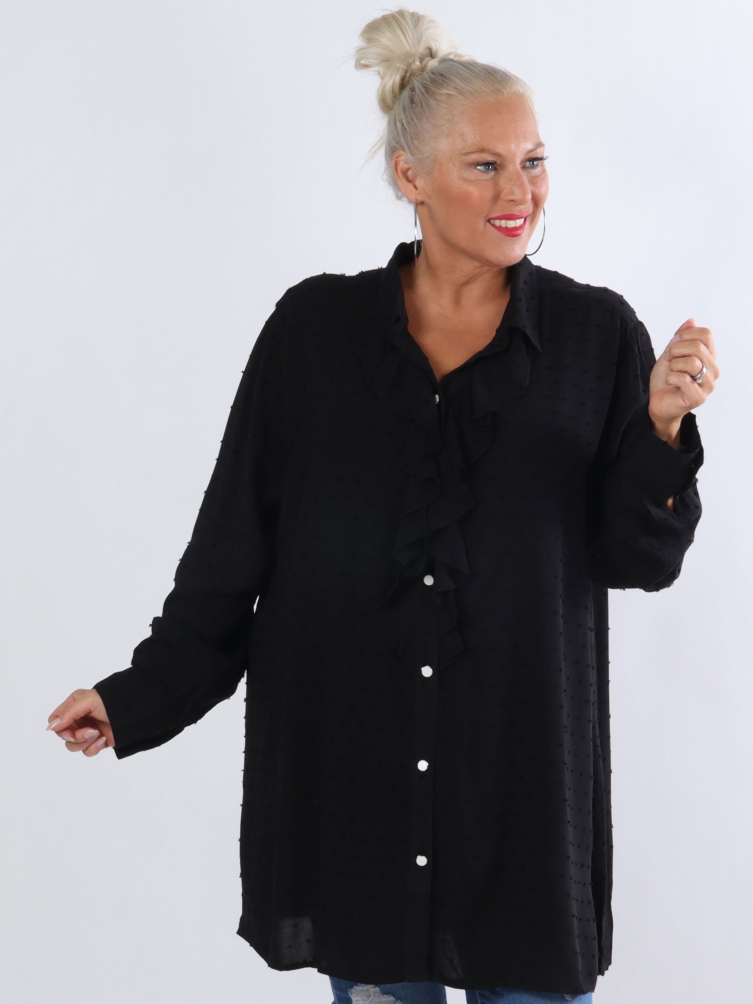 Zandra - Plus size skjorta med volang och prickiga detaljer