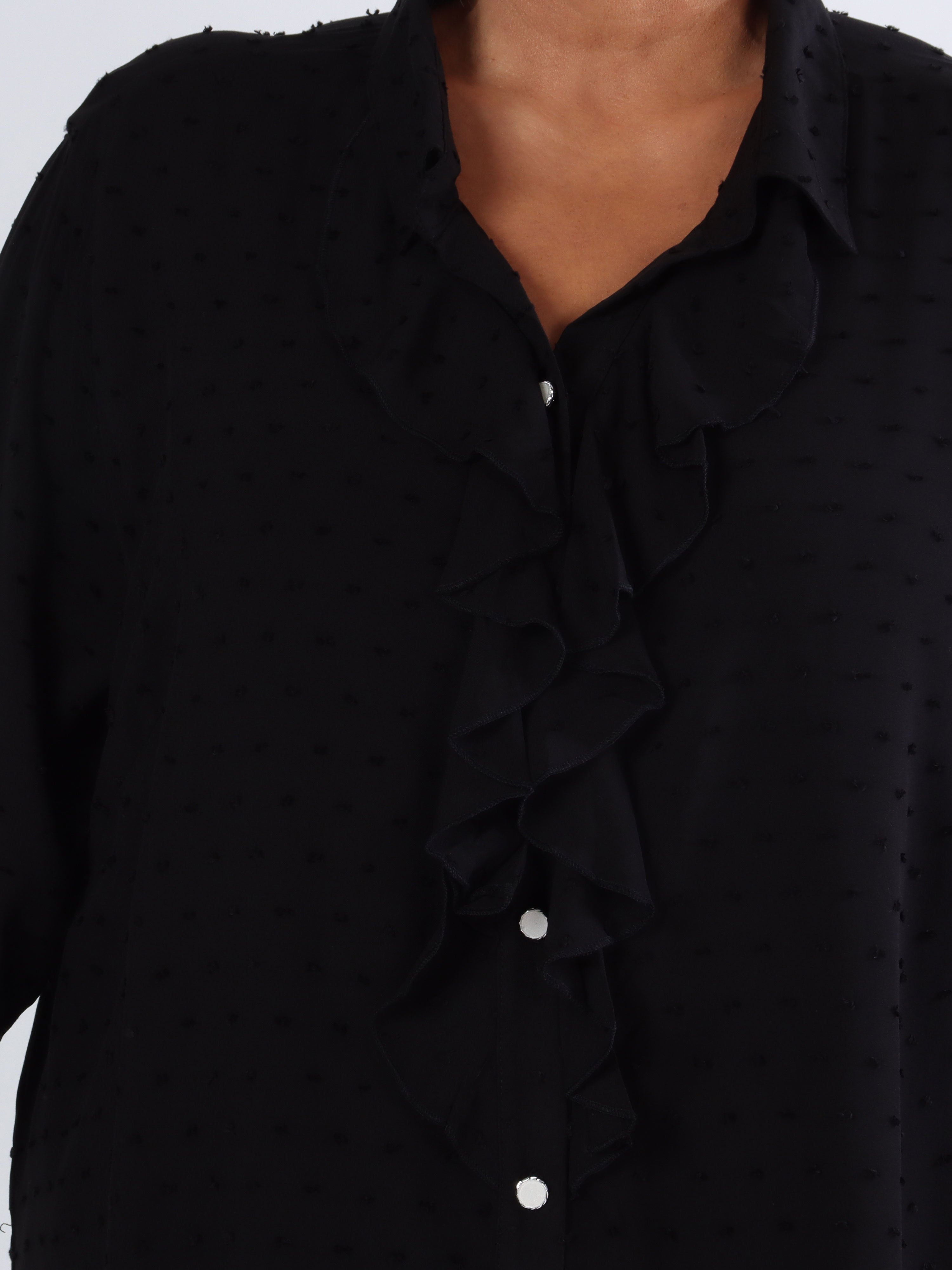 Zandra - Plus size skjorta med volang och prickiga detaljer