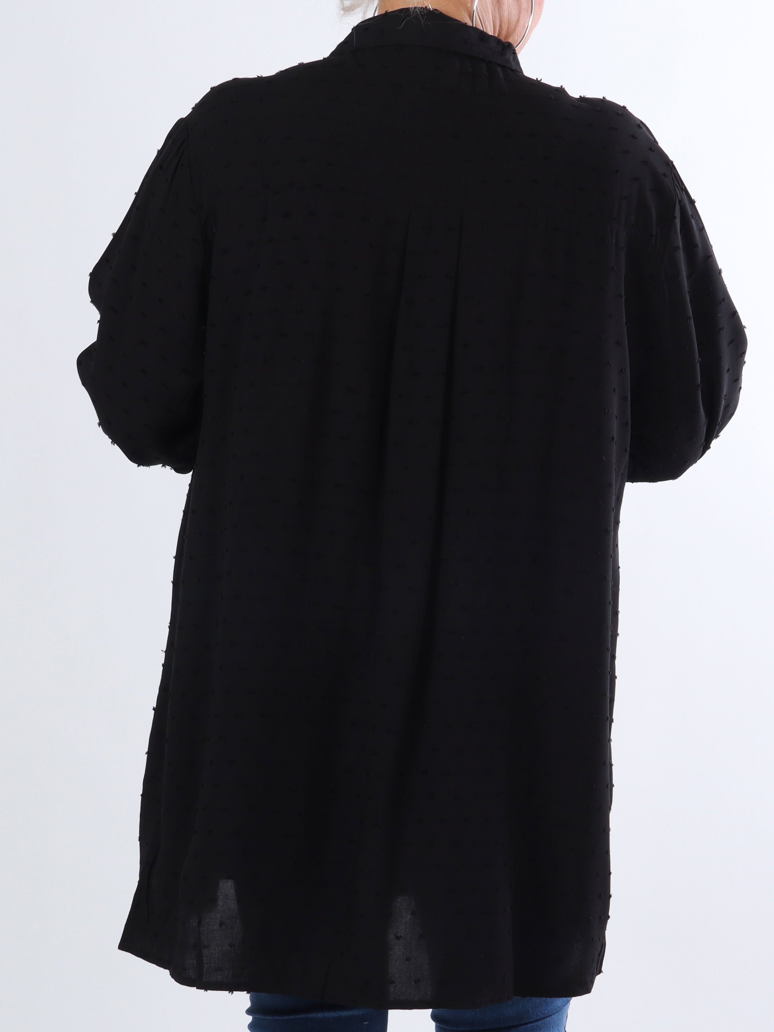 Zandra - Plus size skjorta med volang och prickiga detaljer