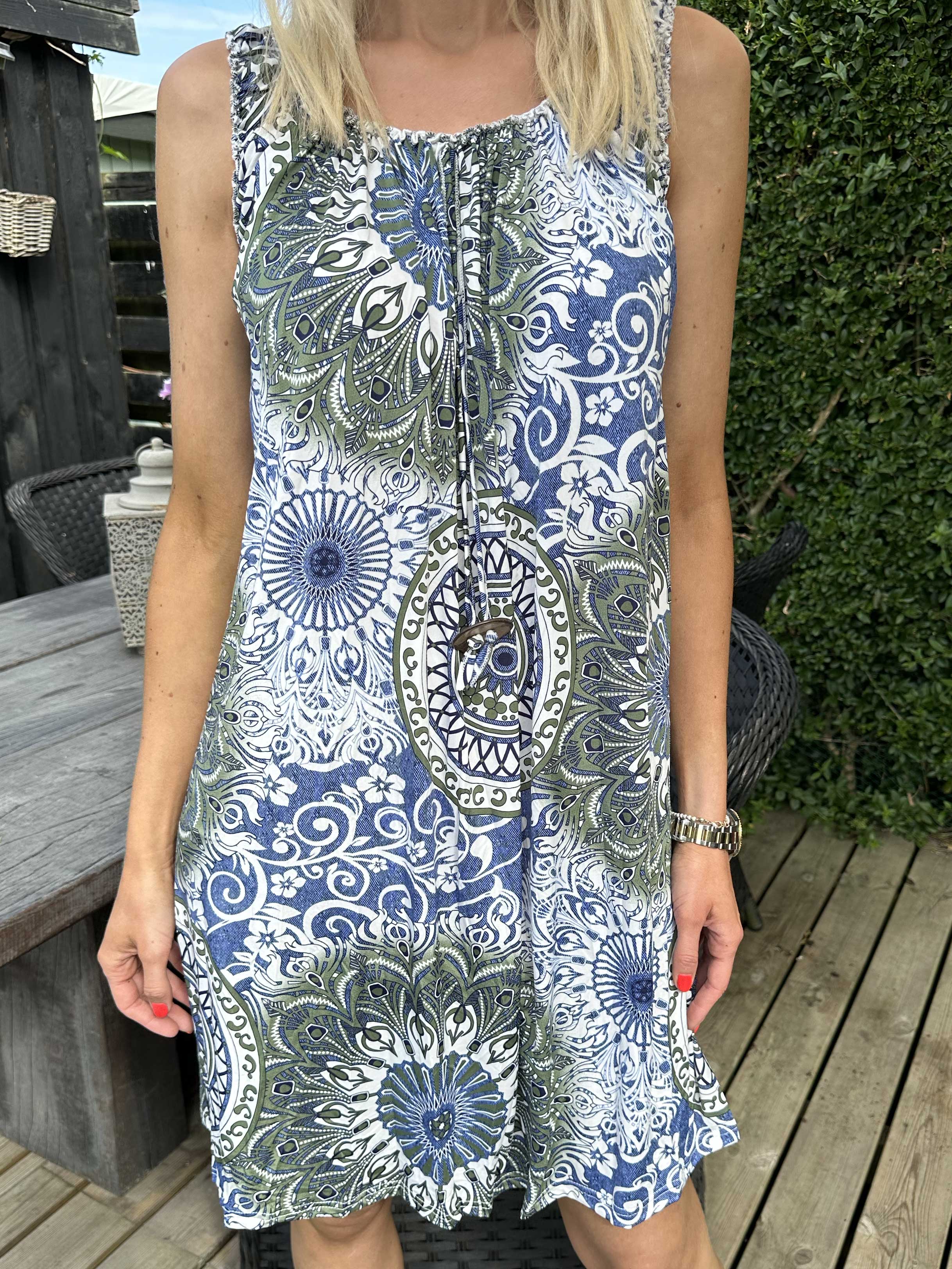 Zion - Mönstrad klänning med axelband i stretchigt tyg - Bordeaux