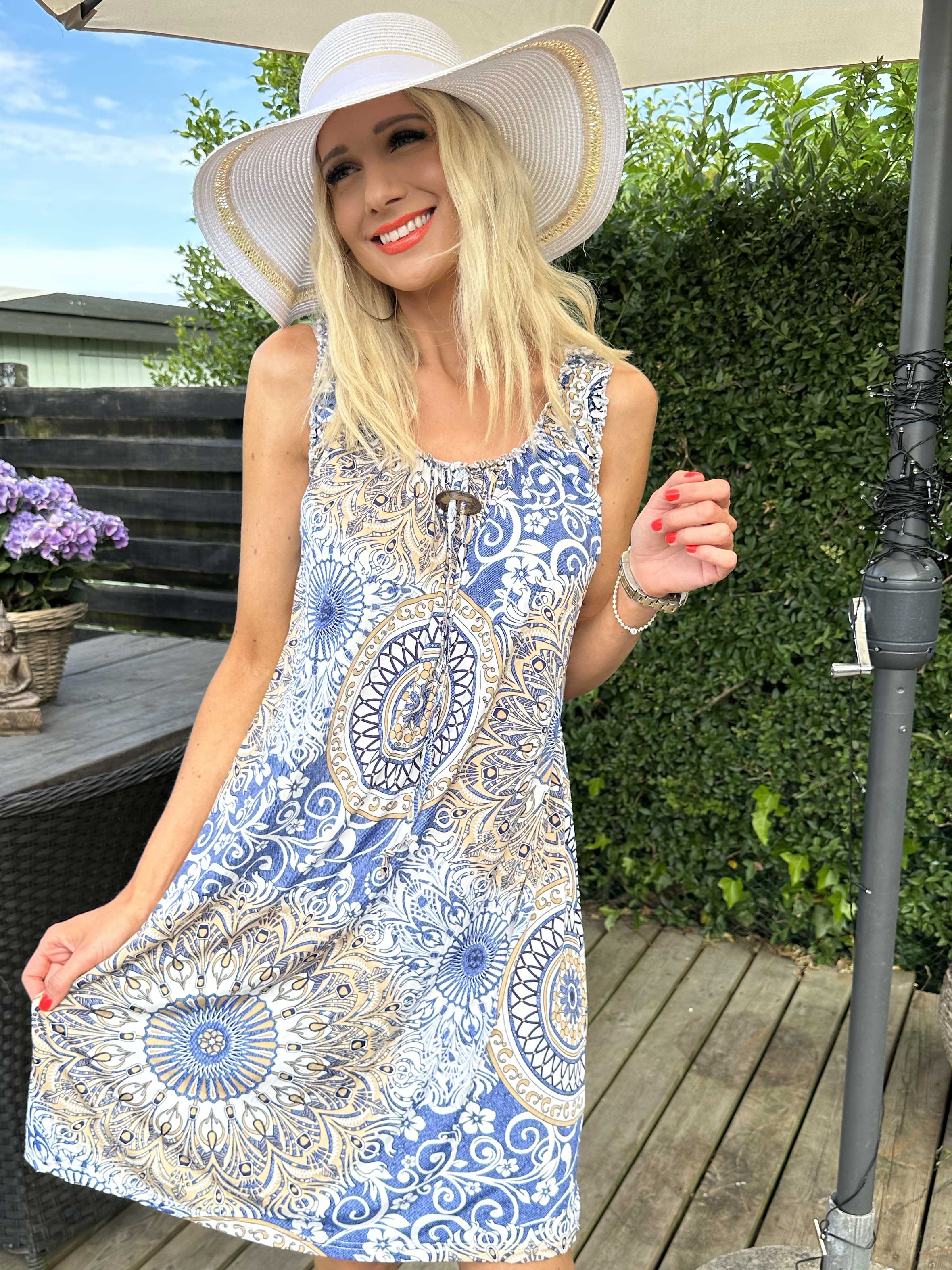 Zion - Mönstrad klänning med axelband i stretchigt tyg - Beige