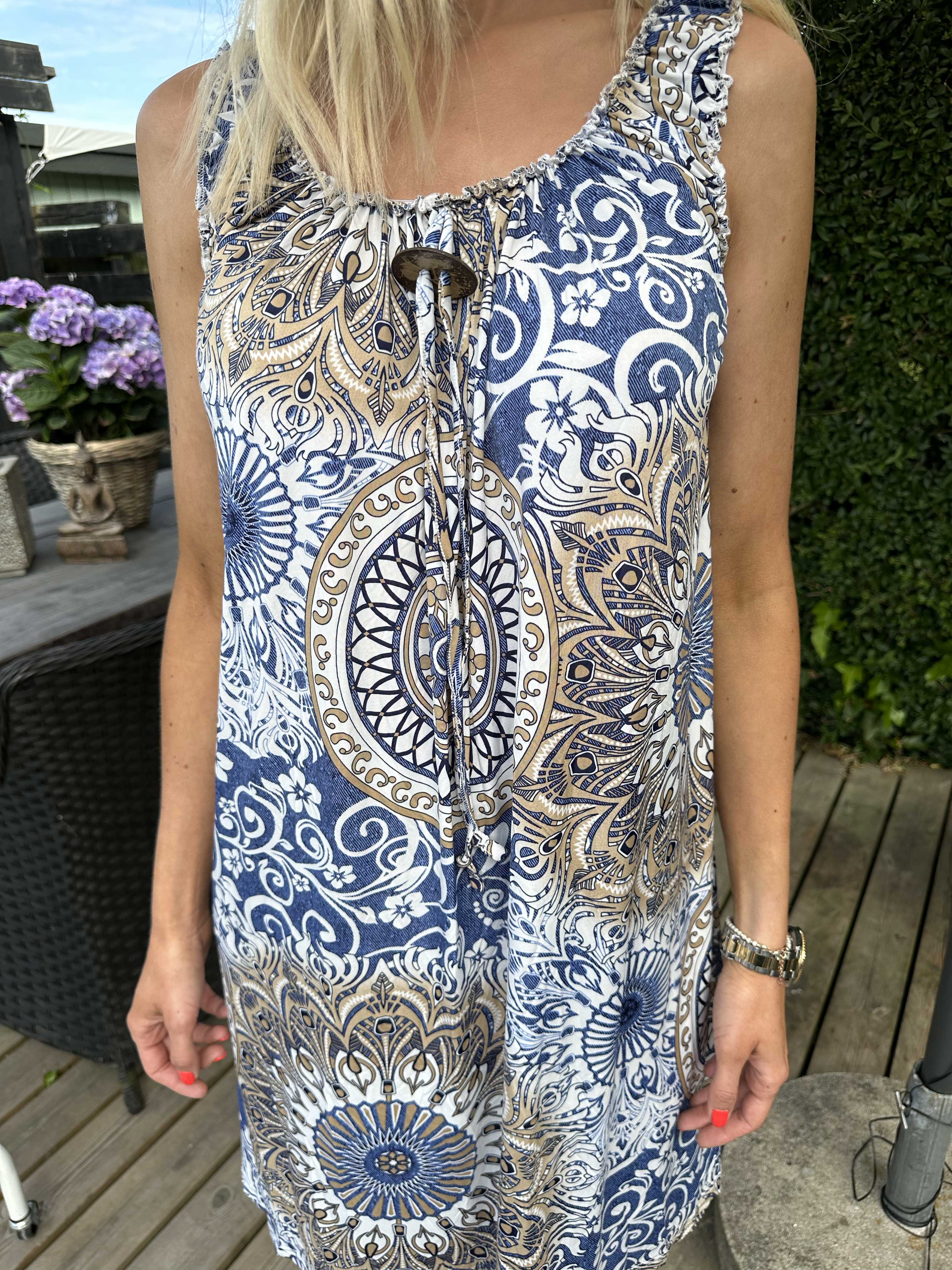 Zion - Mönstrad klänning med axelband i stretchigt tyg