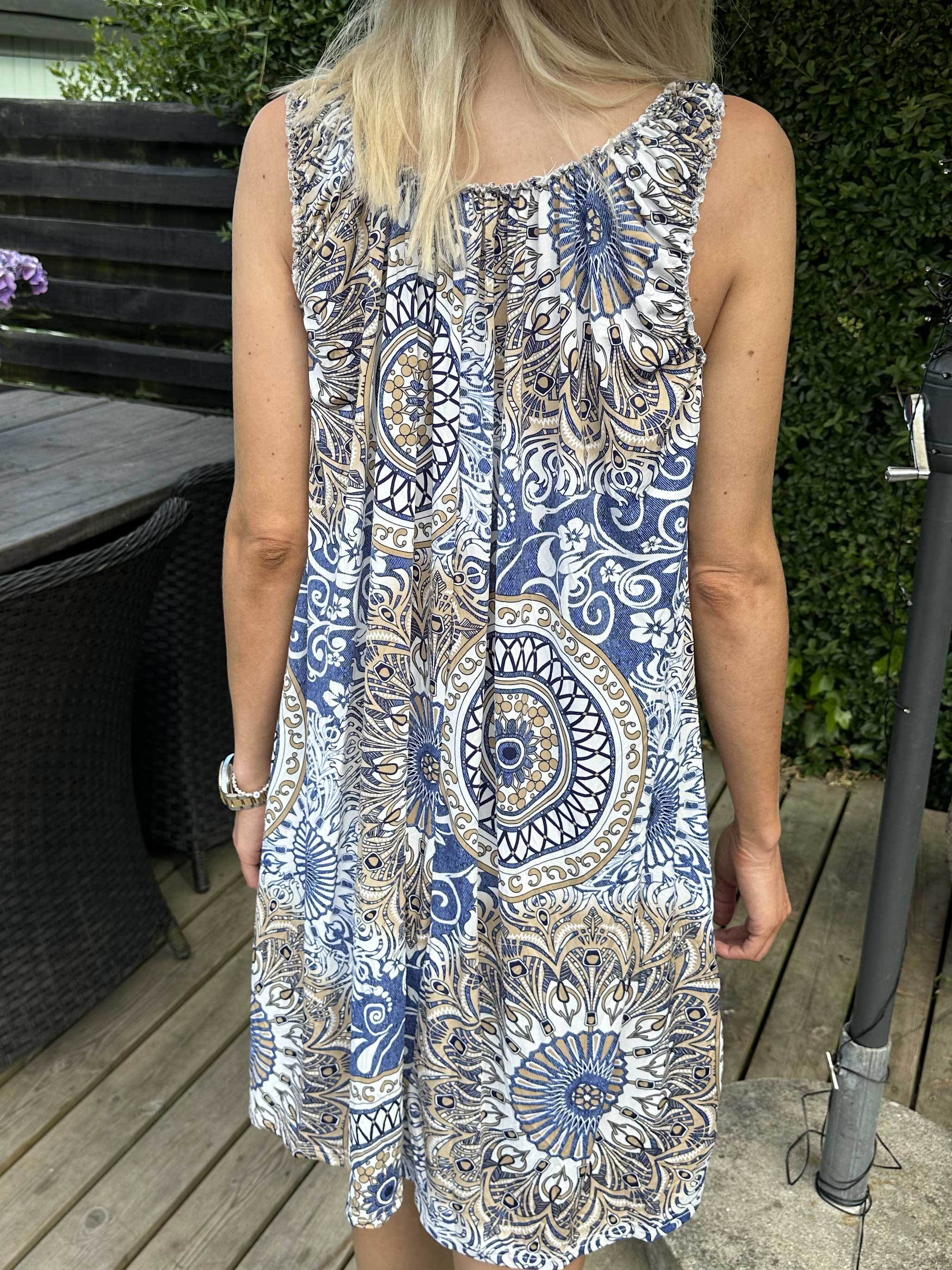 Zion - Mönstrad klänning med axelband i stretchigt tyg