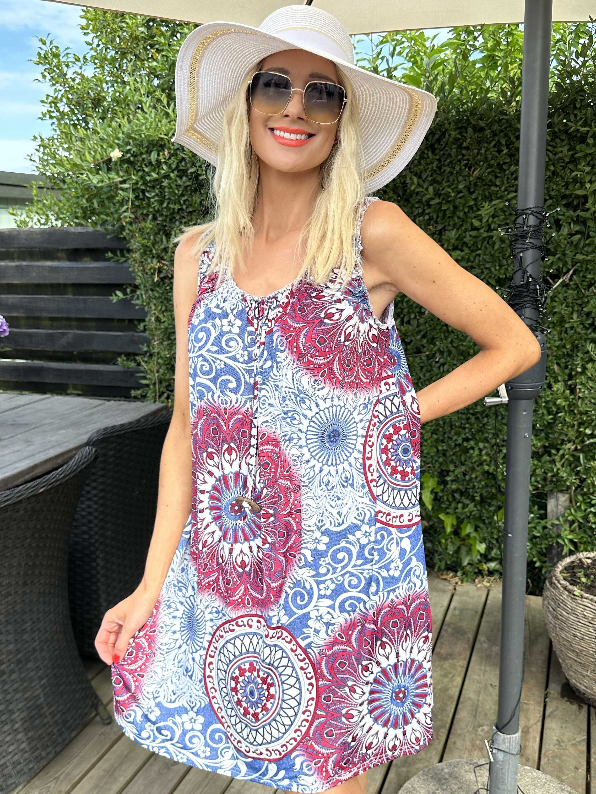 Zion - Mönstrad klänning med axelband i stretchigt tyg