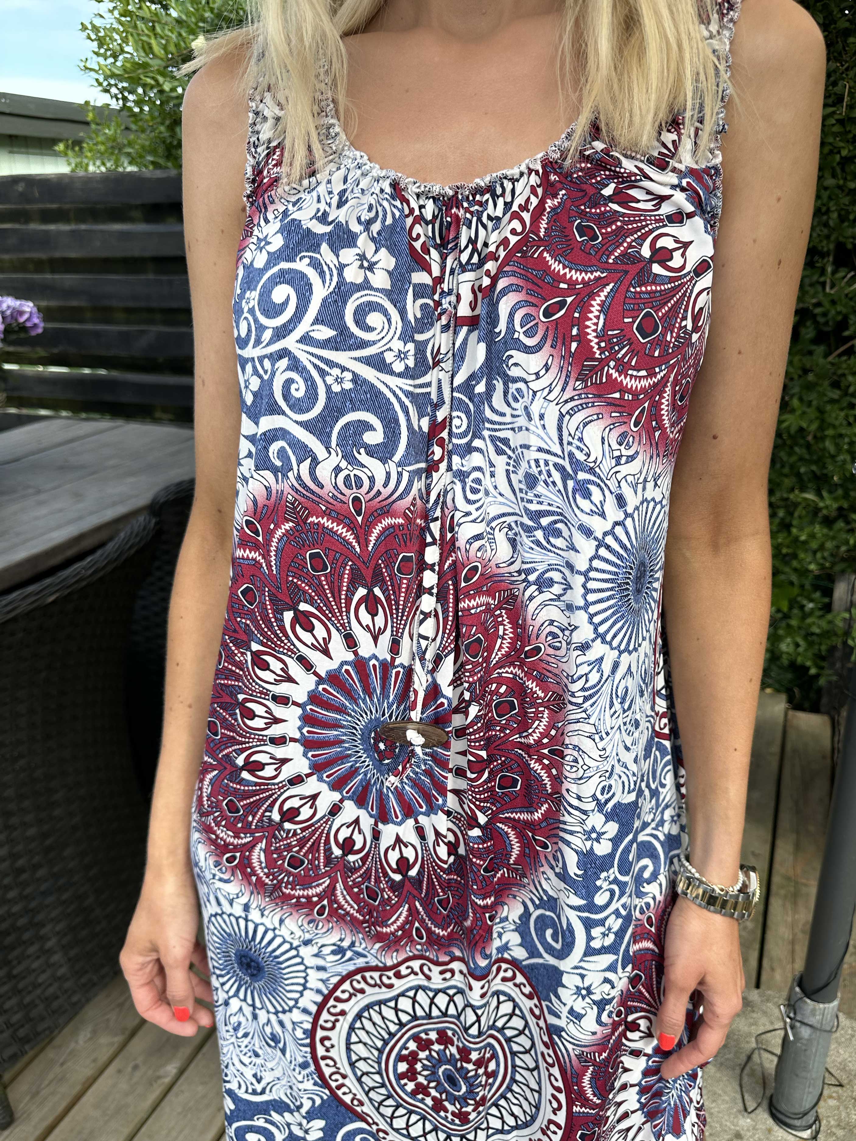 Zion - Mönstrad klänning med axelband i stretchigt tyg