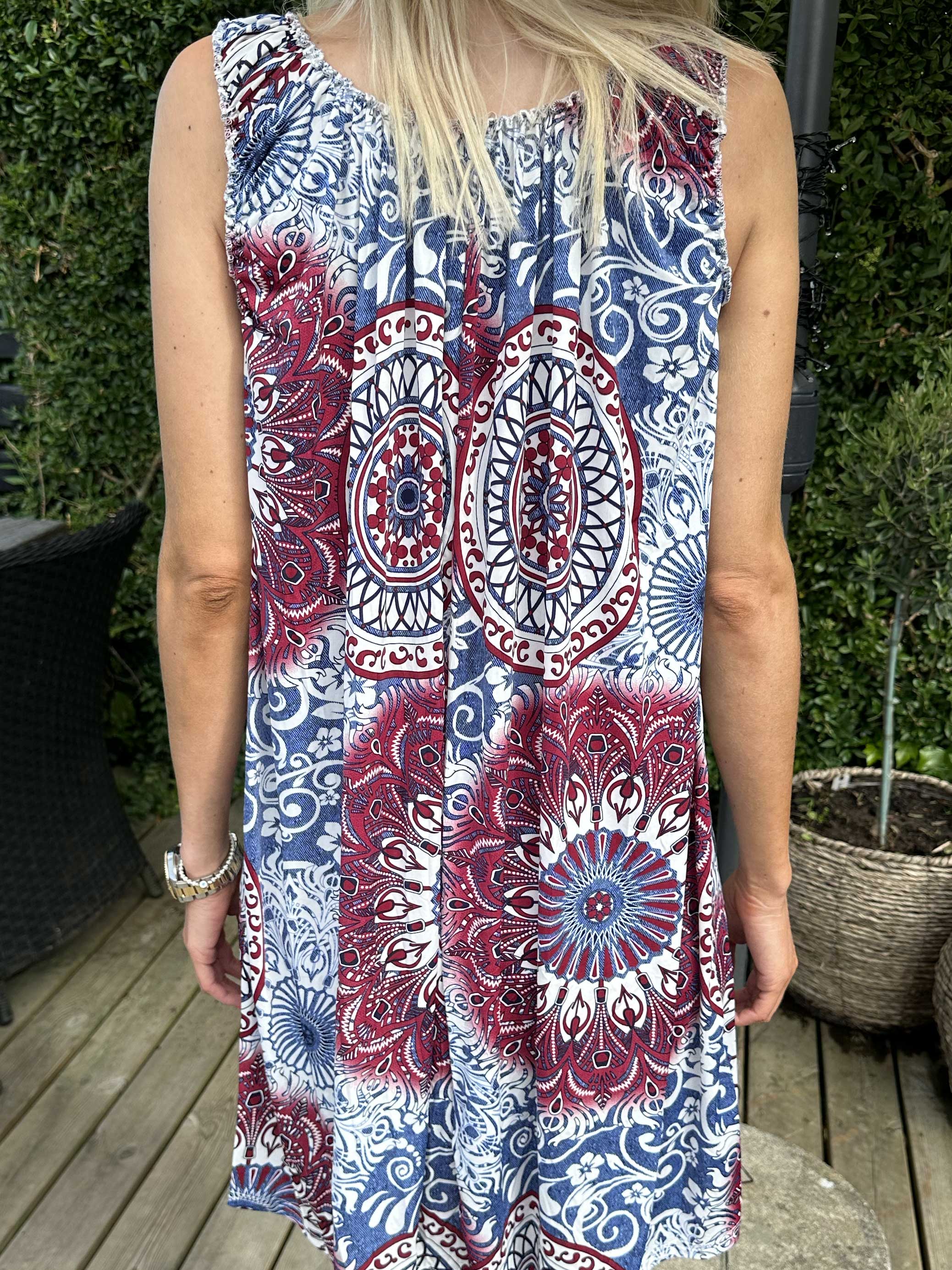 Zion - Mönstrad klänning med axelband i stretchigt tyg