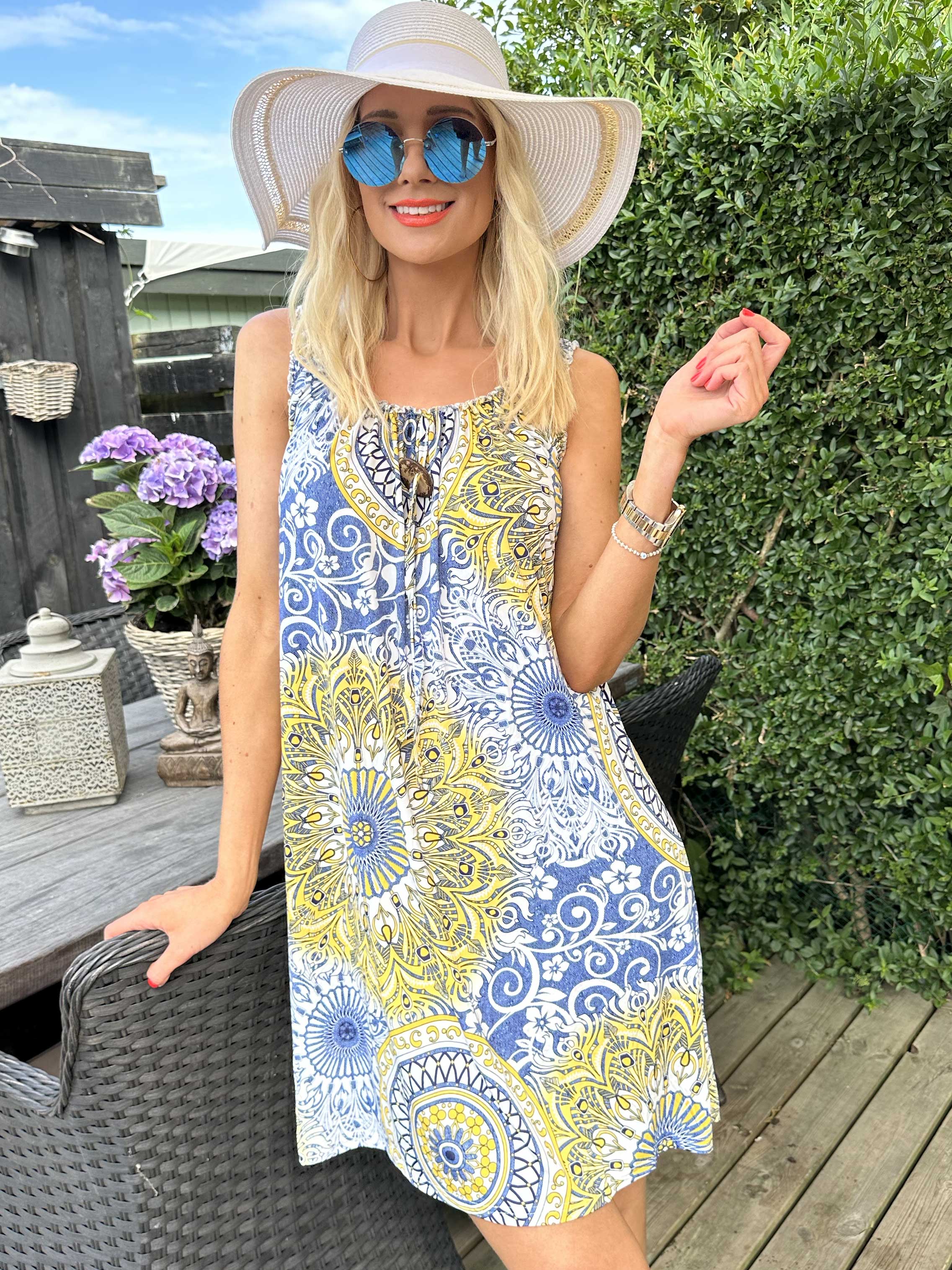 Zion - Mönstrad klänning med axelband i stretchigt tyg