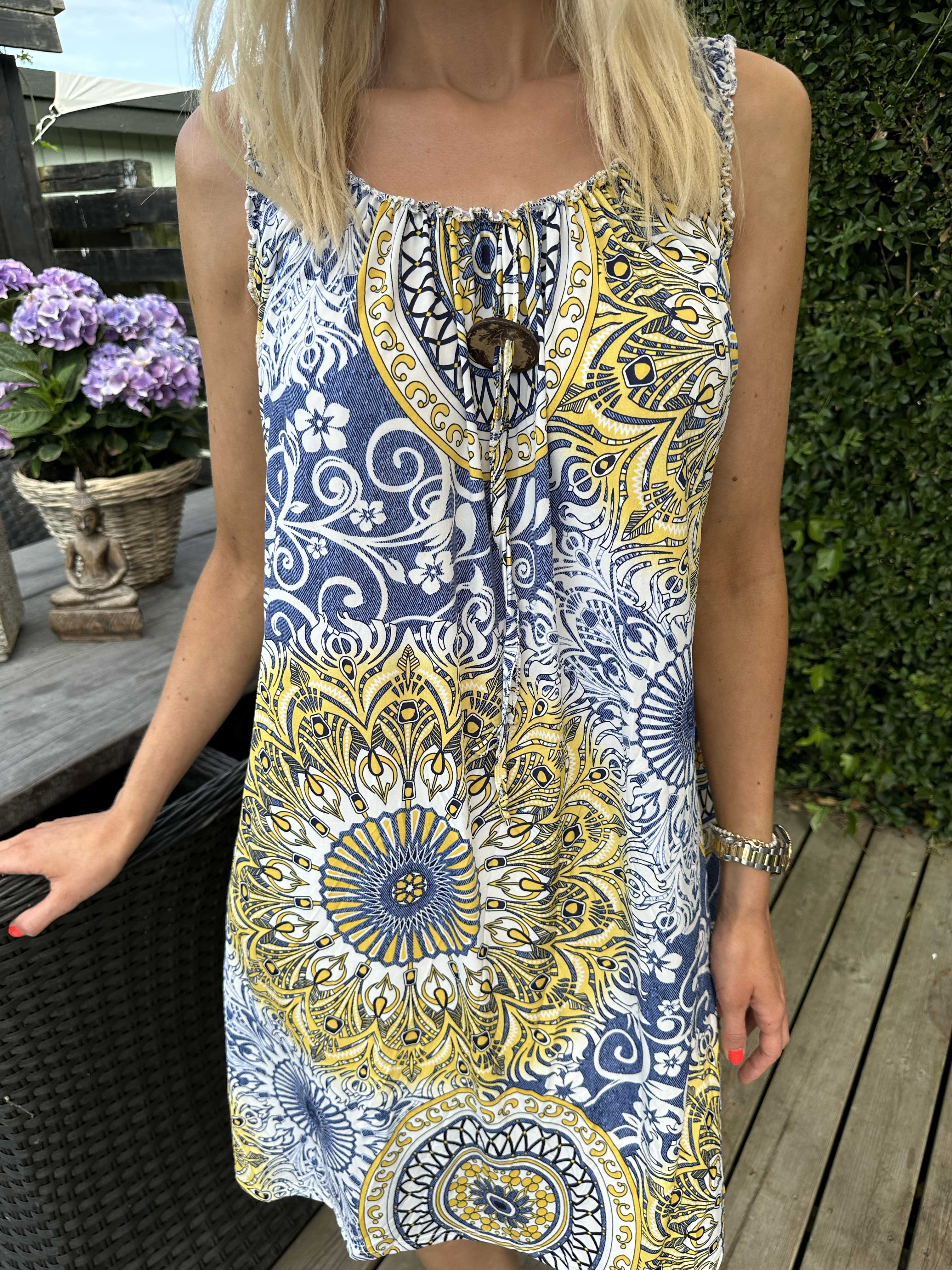 Zion - Mönstrad klänning med axelband i stretchigt tyg