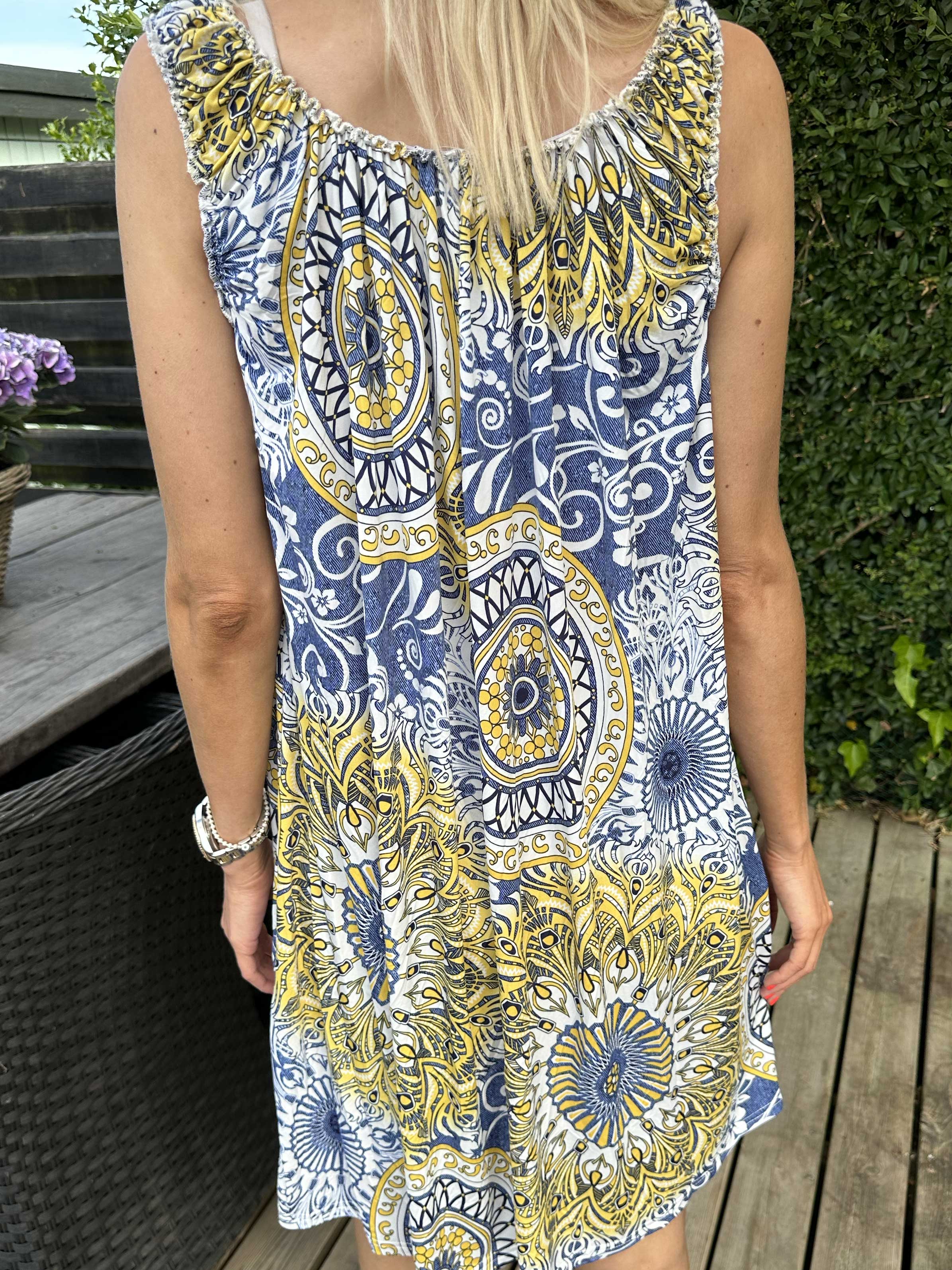 Zion - Mönstrad klänning med axelband i stretchigt tyg