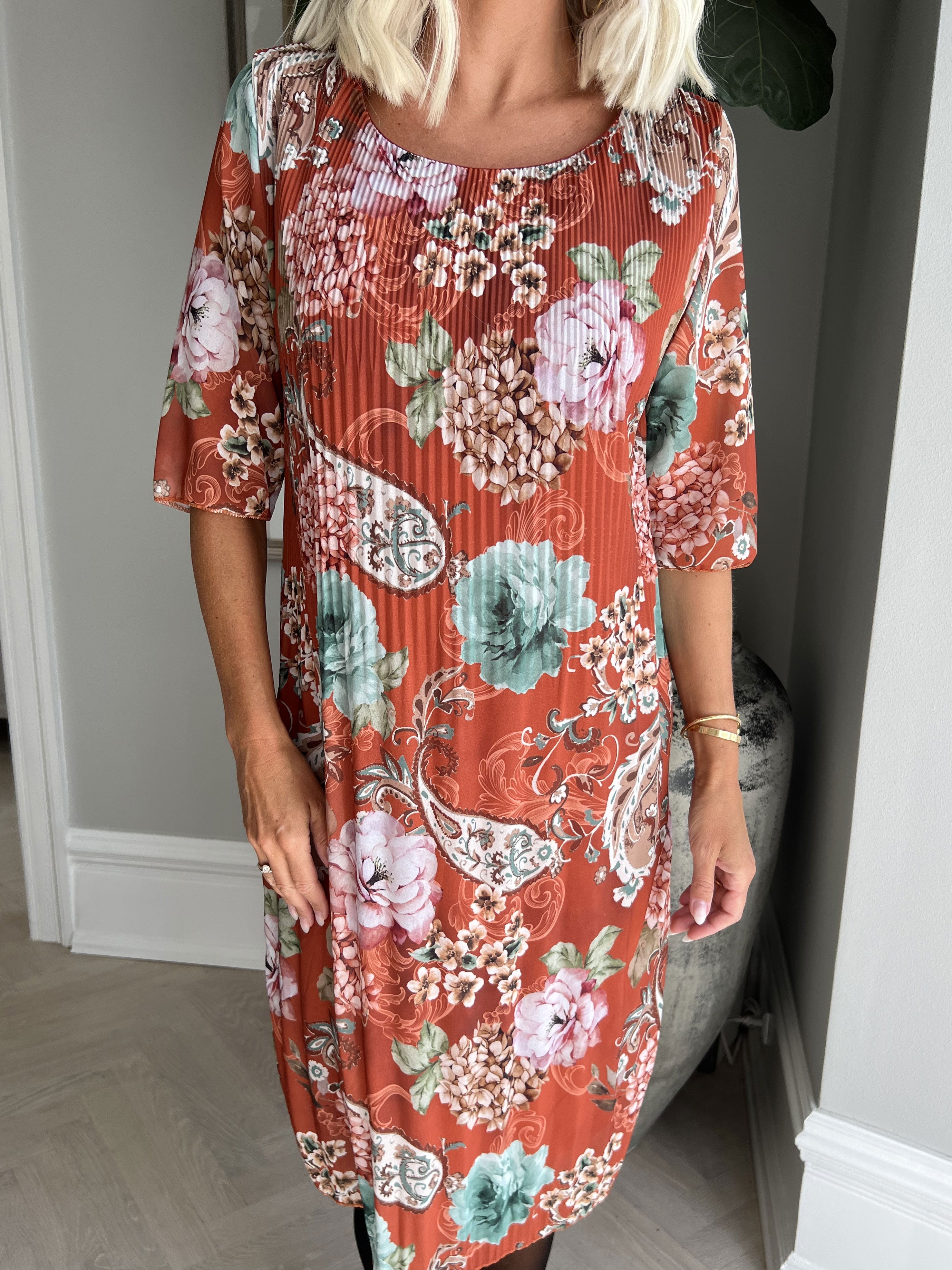 Zion Flower - Plisserad klänning med blommönster