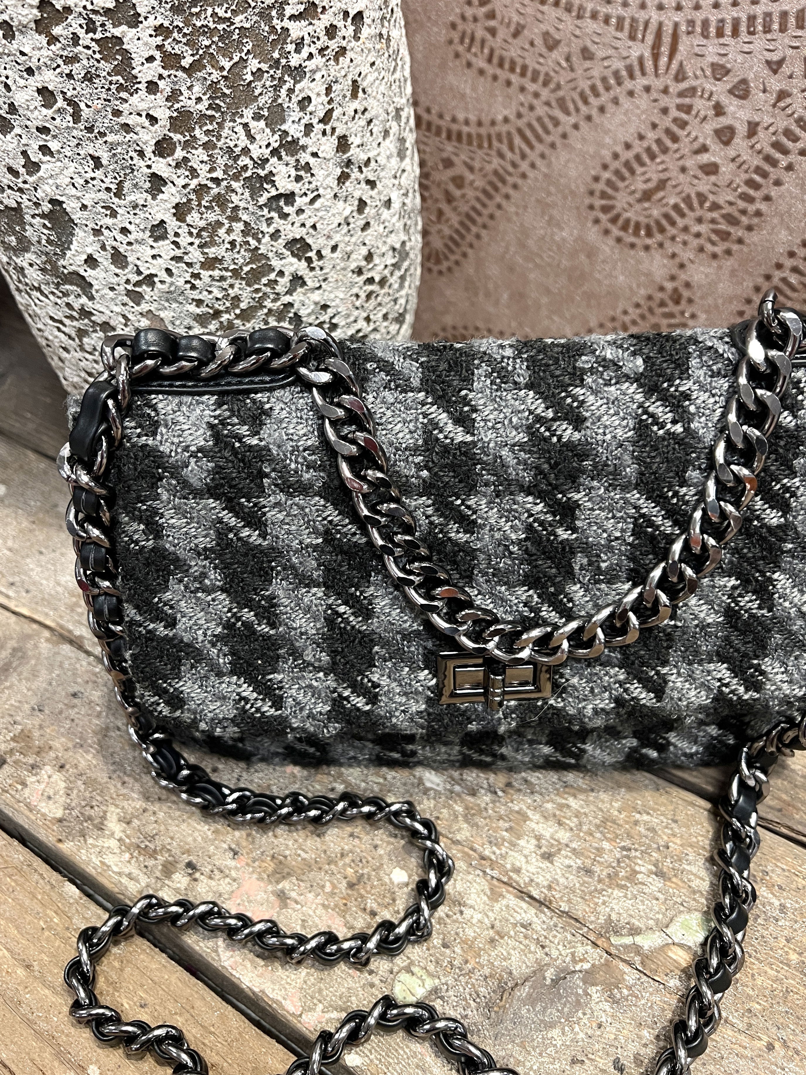 Zoe - Fet rutig väska med kedja - black