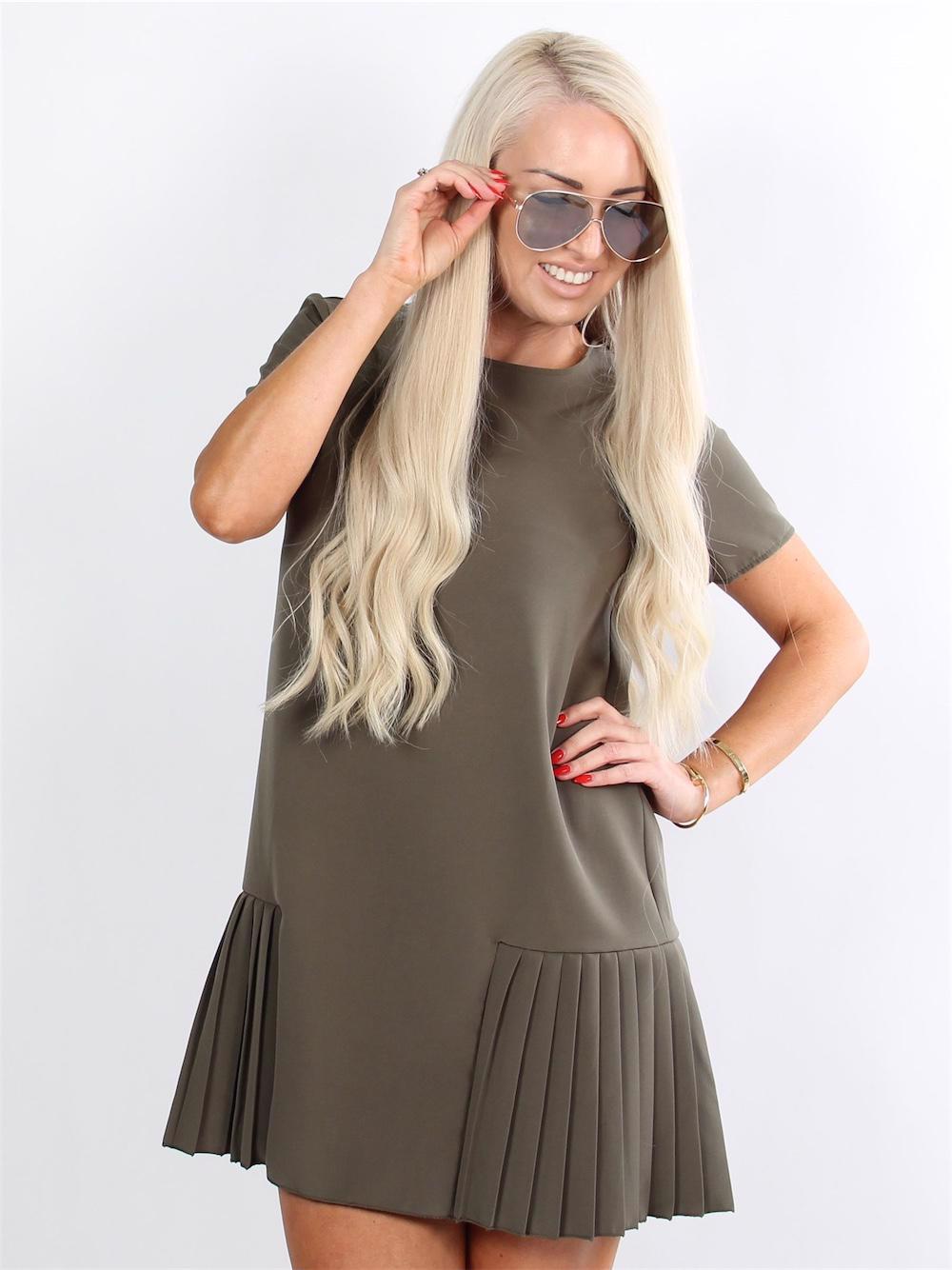 Adilena - Militärgrön klänning i A-form med volangdetaljer