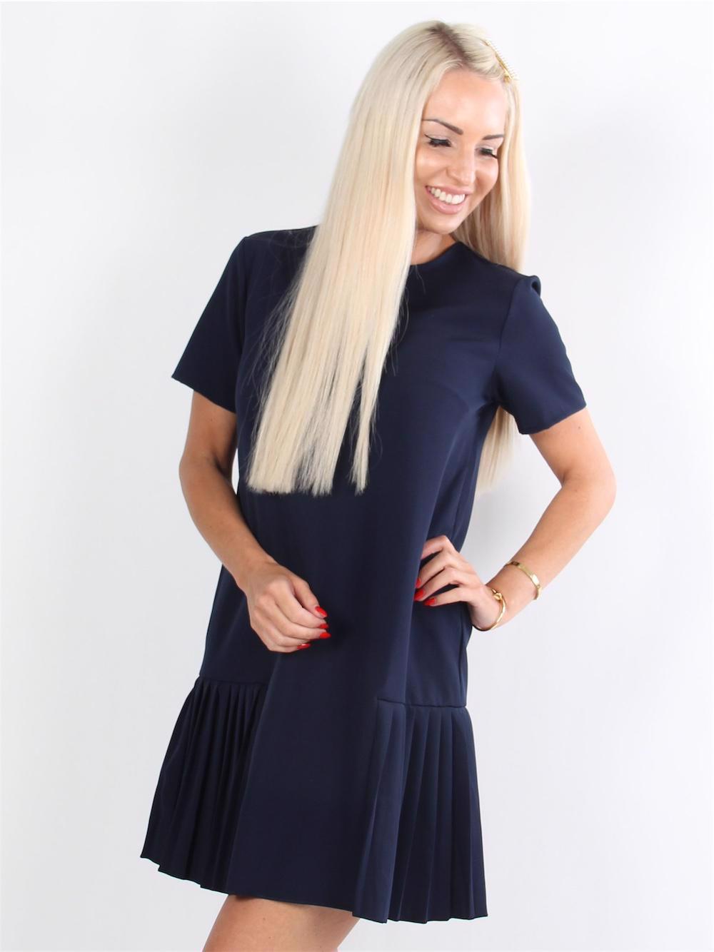 Adilena - Armygrøn kjole i a facon med flæse detaljer