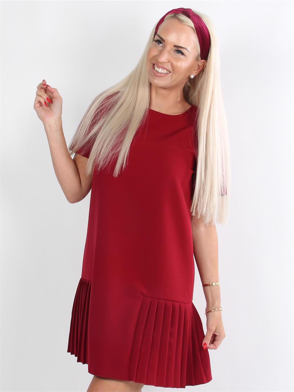 Adilena - Militärgrön klänning i A-form med volangdetaljer