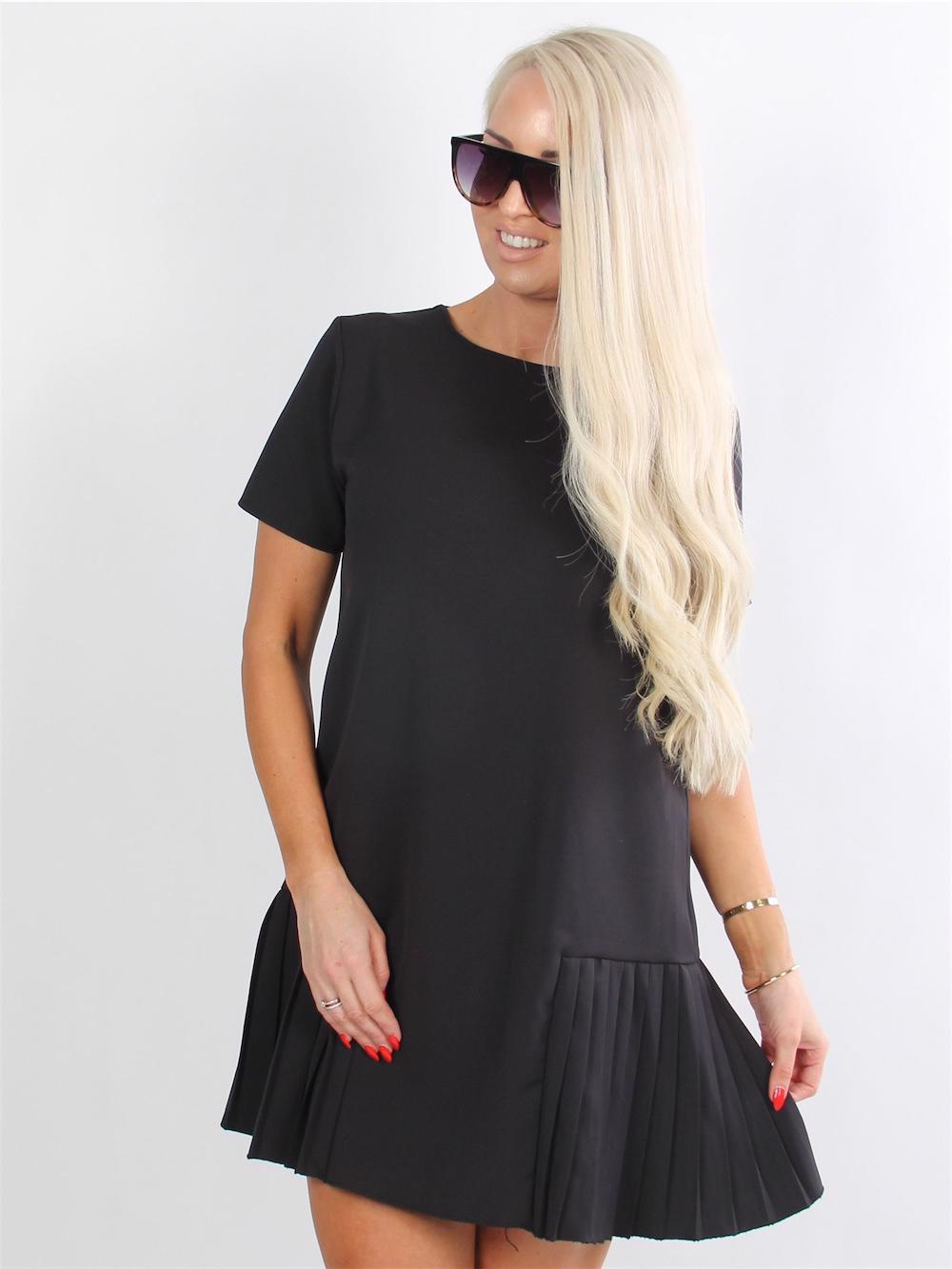 Adilena - Armygrøn kjole i a facon med flæse detaljer