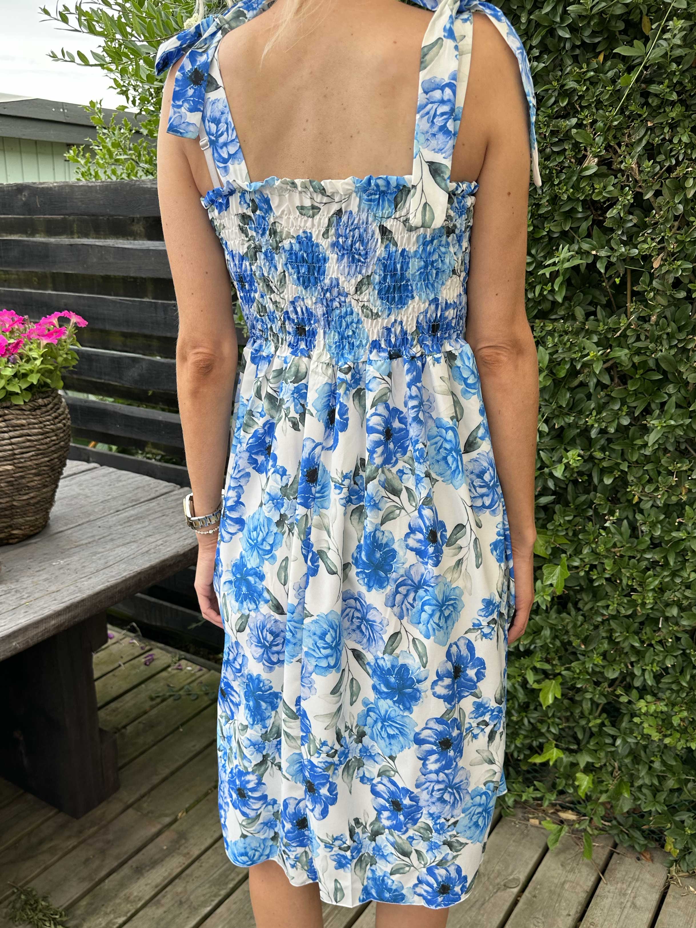 Ametrin - Klänning med rosettband och smock