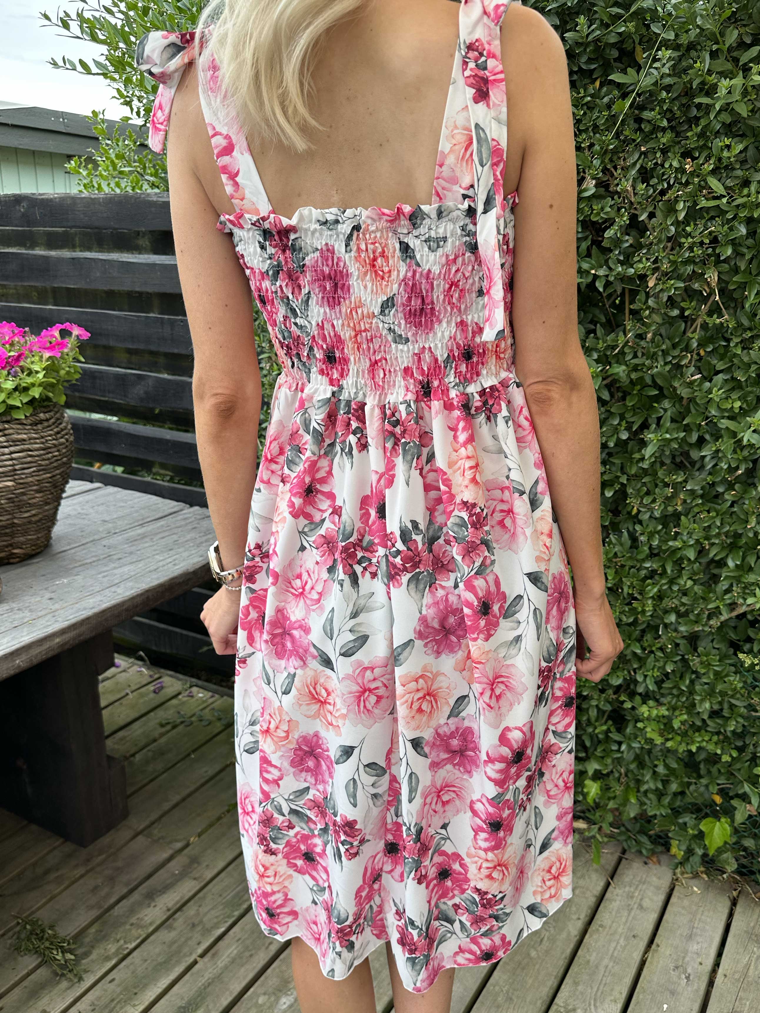 Ametrin - Klänning med rosettband och smock