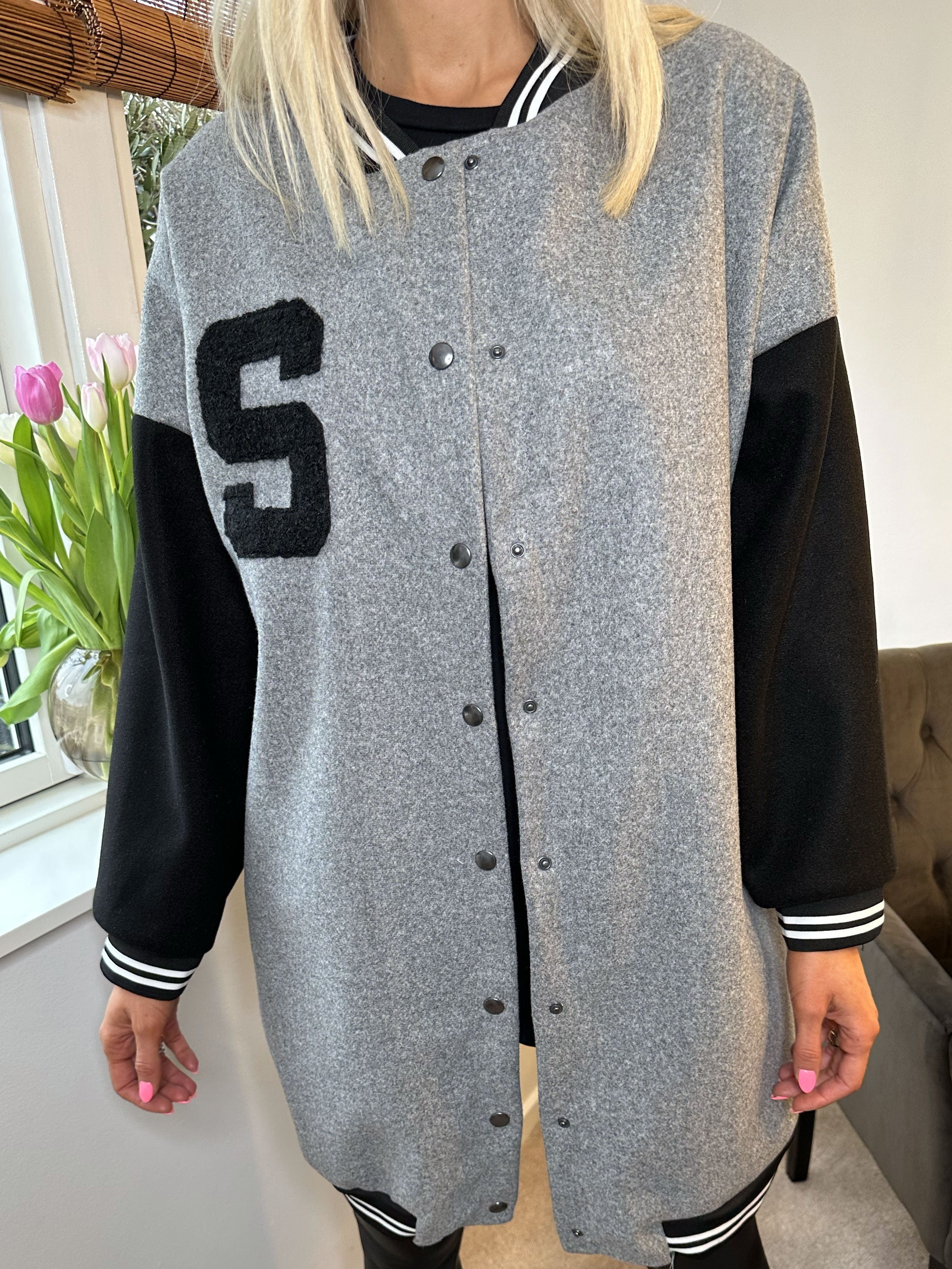 Andy - Cool lång collegejacka med tryckknappar