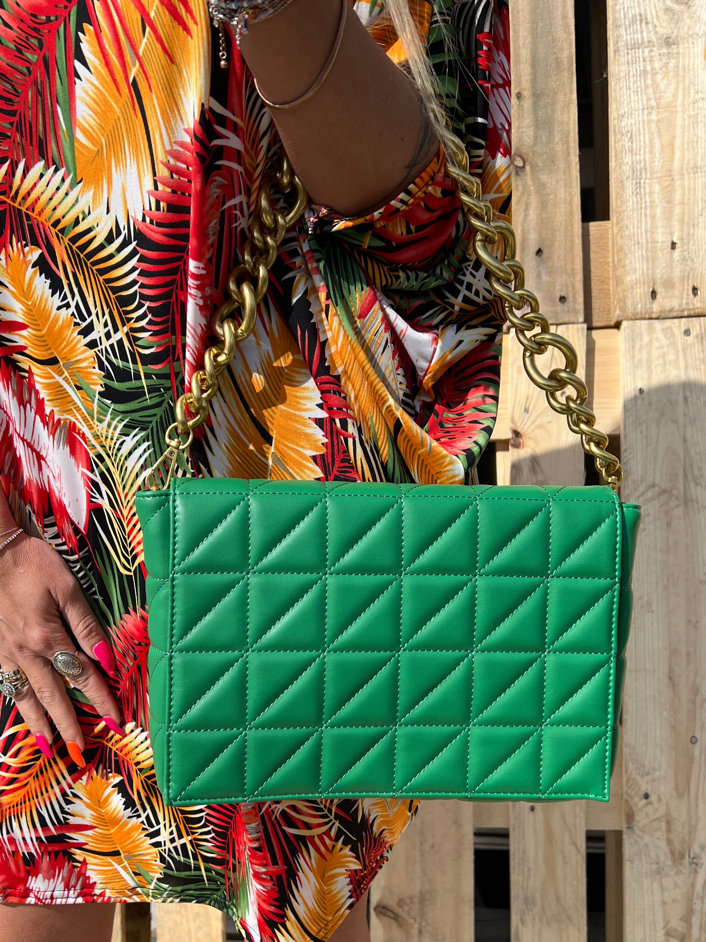 Anikas - Grön fyrkantig handväska med guldfärgat tyg