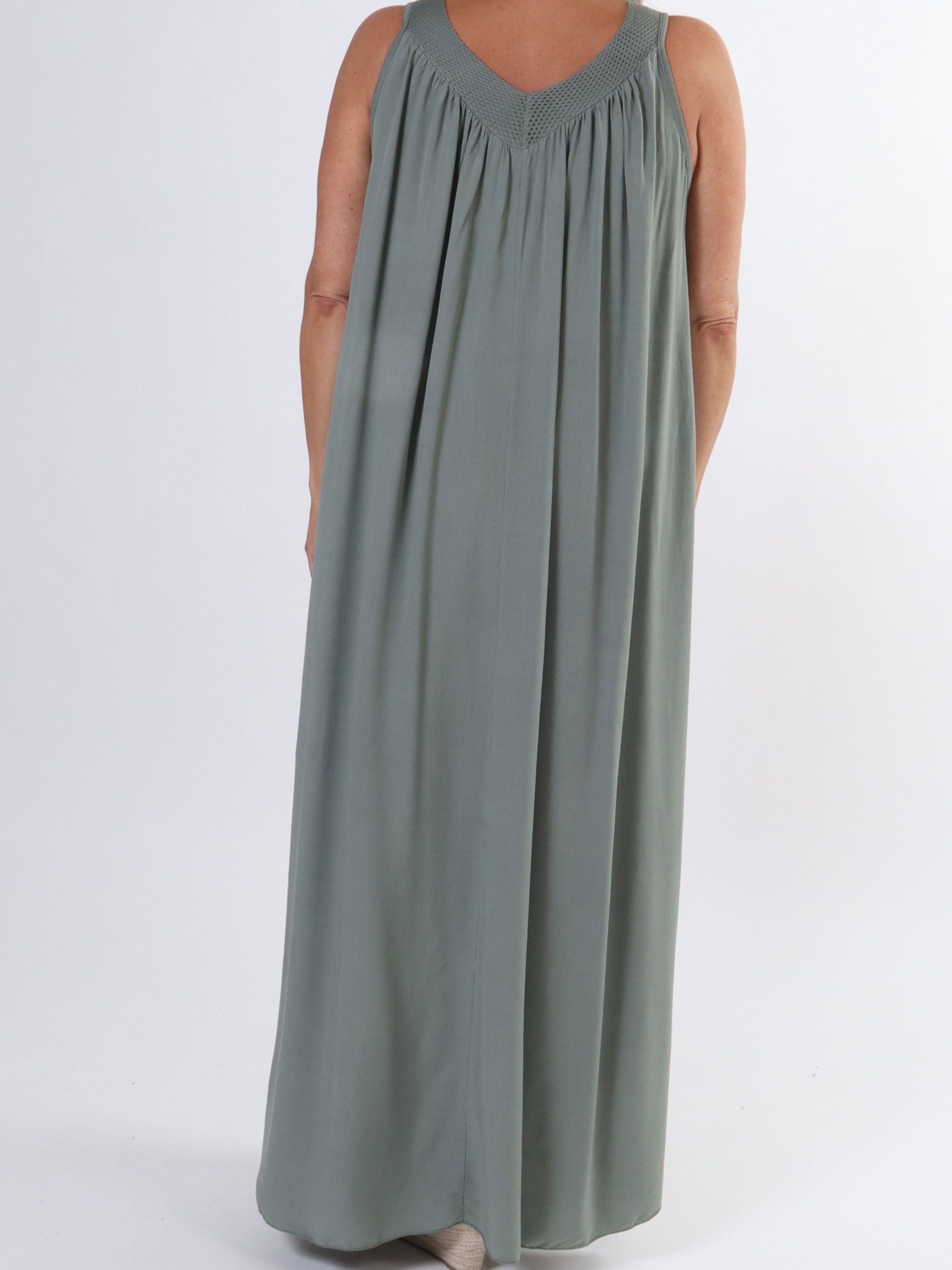 Arizona - Lång sommarklänning i plusstorlek med breda axelband - Black