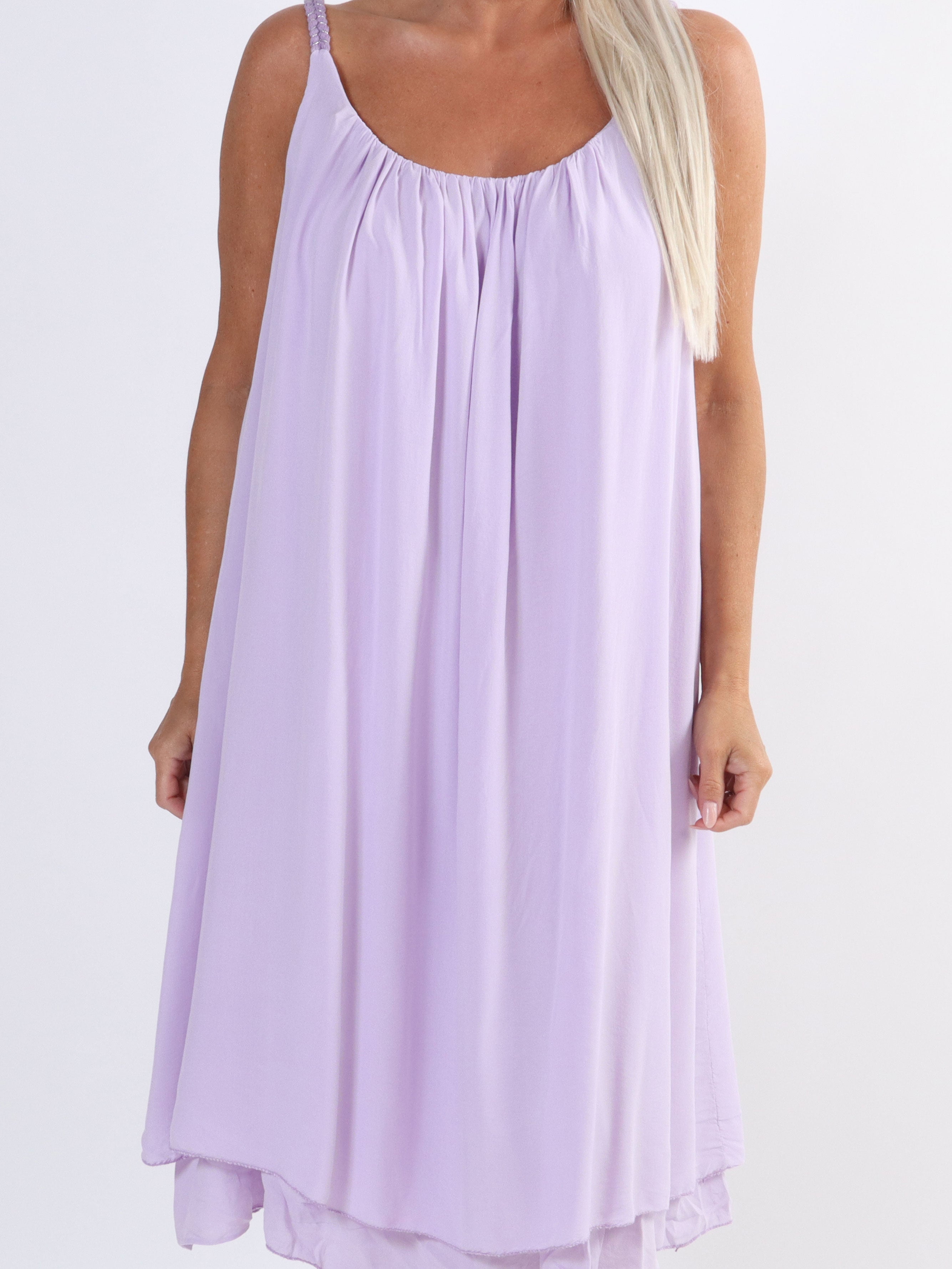 Asia Dress - Söt viskosklänning i plus size med flätade axelband