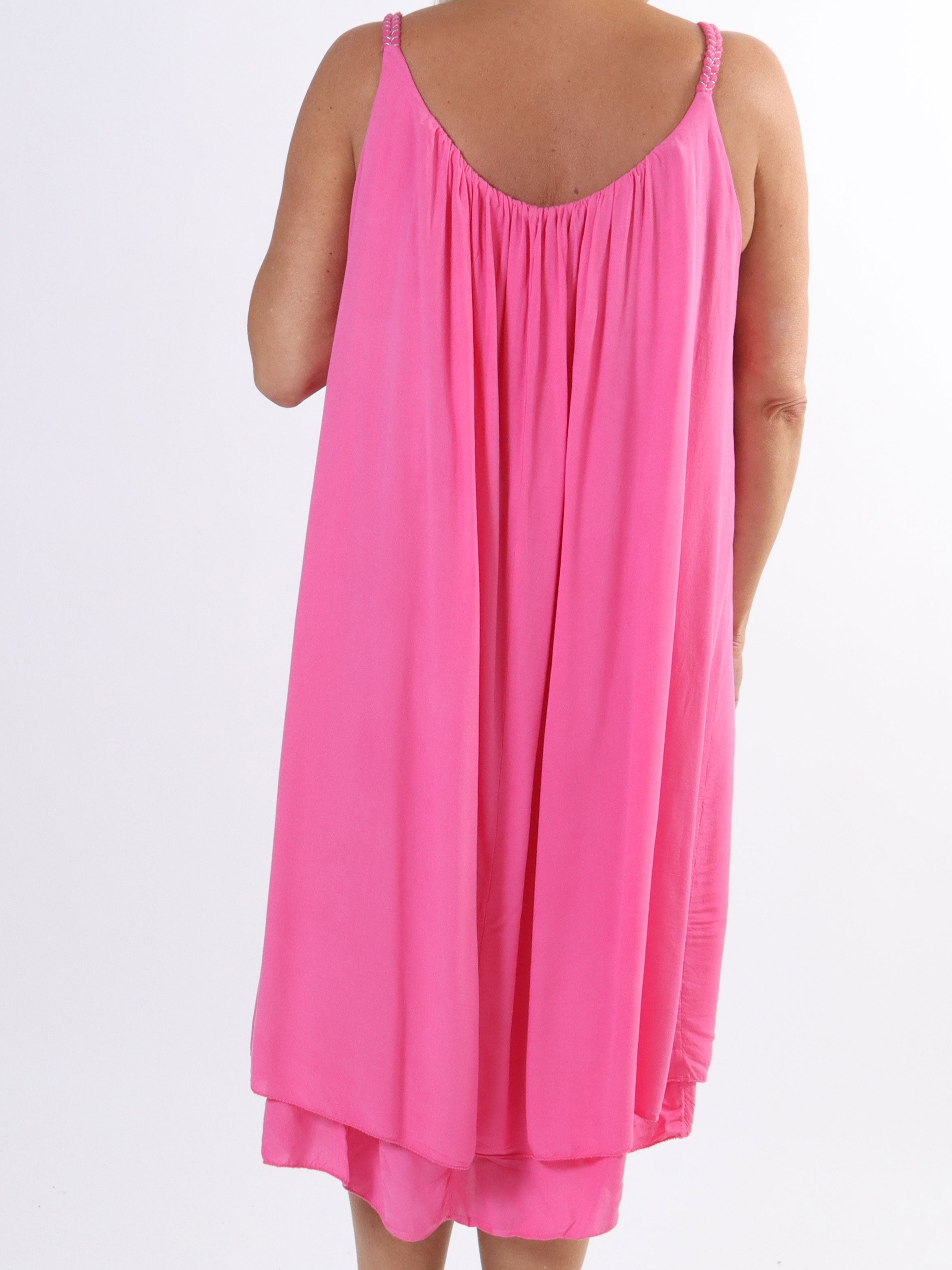 Asia Dress - Söt viskosklänning i plus size med flätade axelband