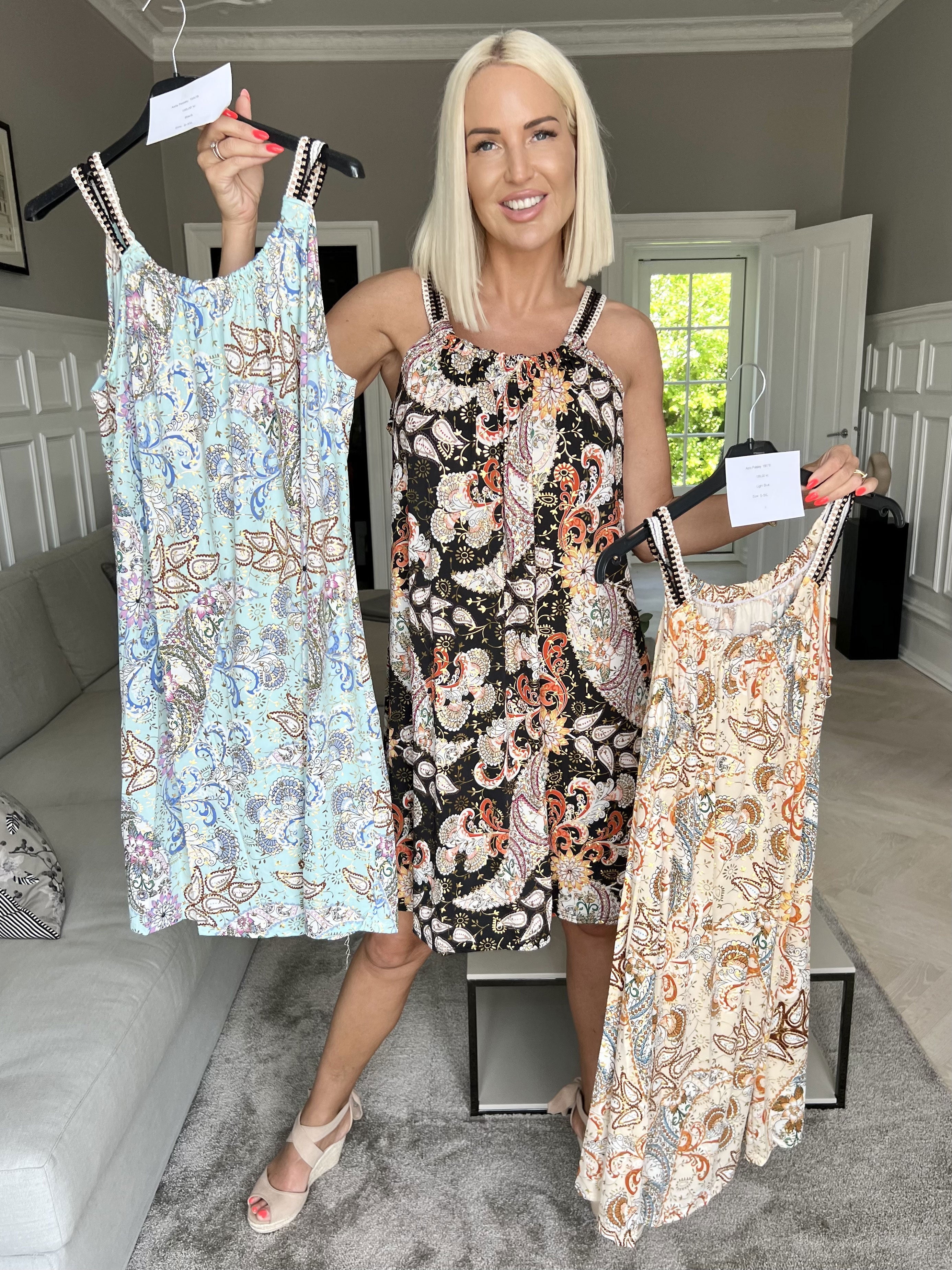 Asta Paisley - Klänning med elastiska band, mönster och gulddetaljer