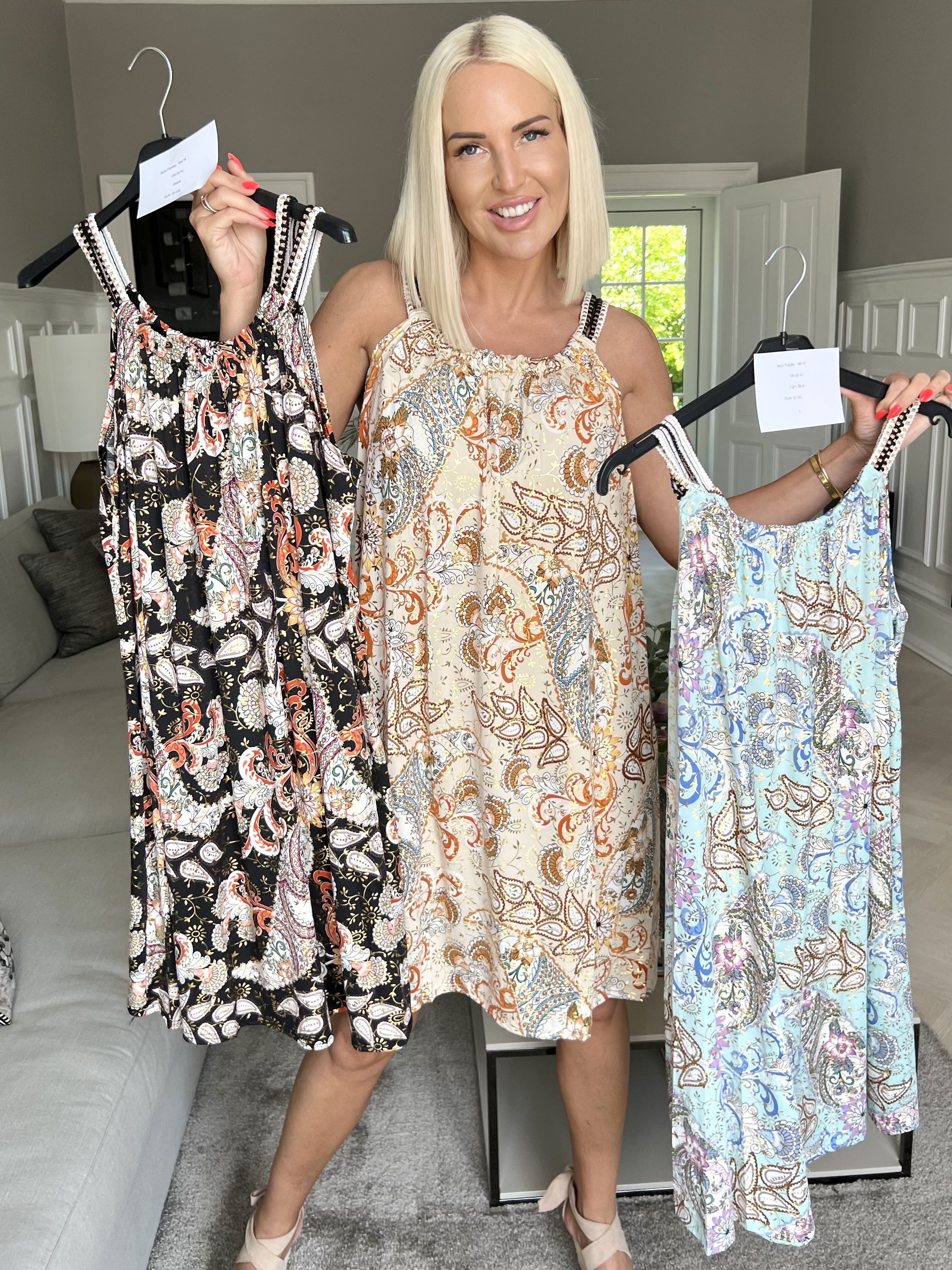 Asta Paisley - Klänning med elastiska band, mönster och gulddetaljer