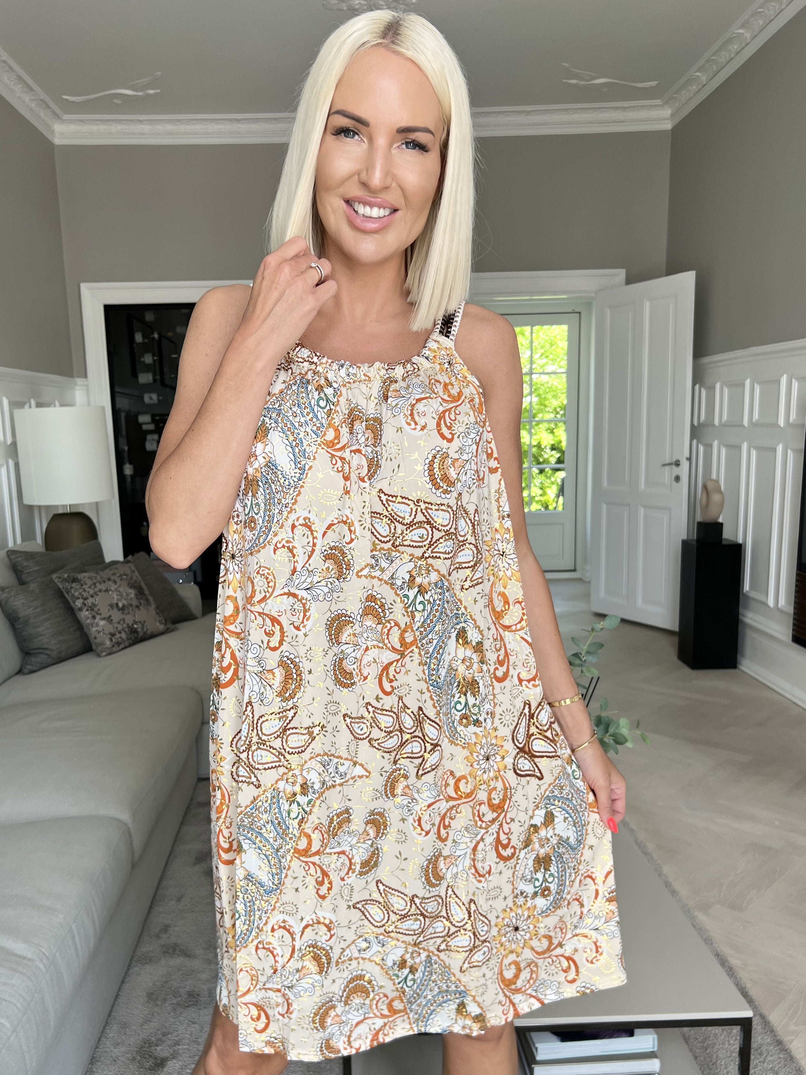 Asta Paisley - Klänning med elastiska band, mönster och gulddetaljer - Beige