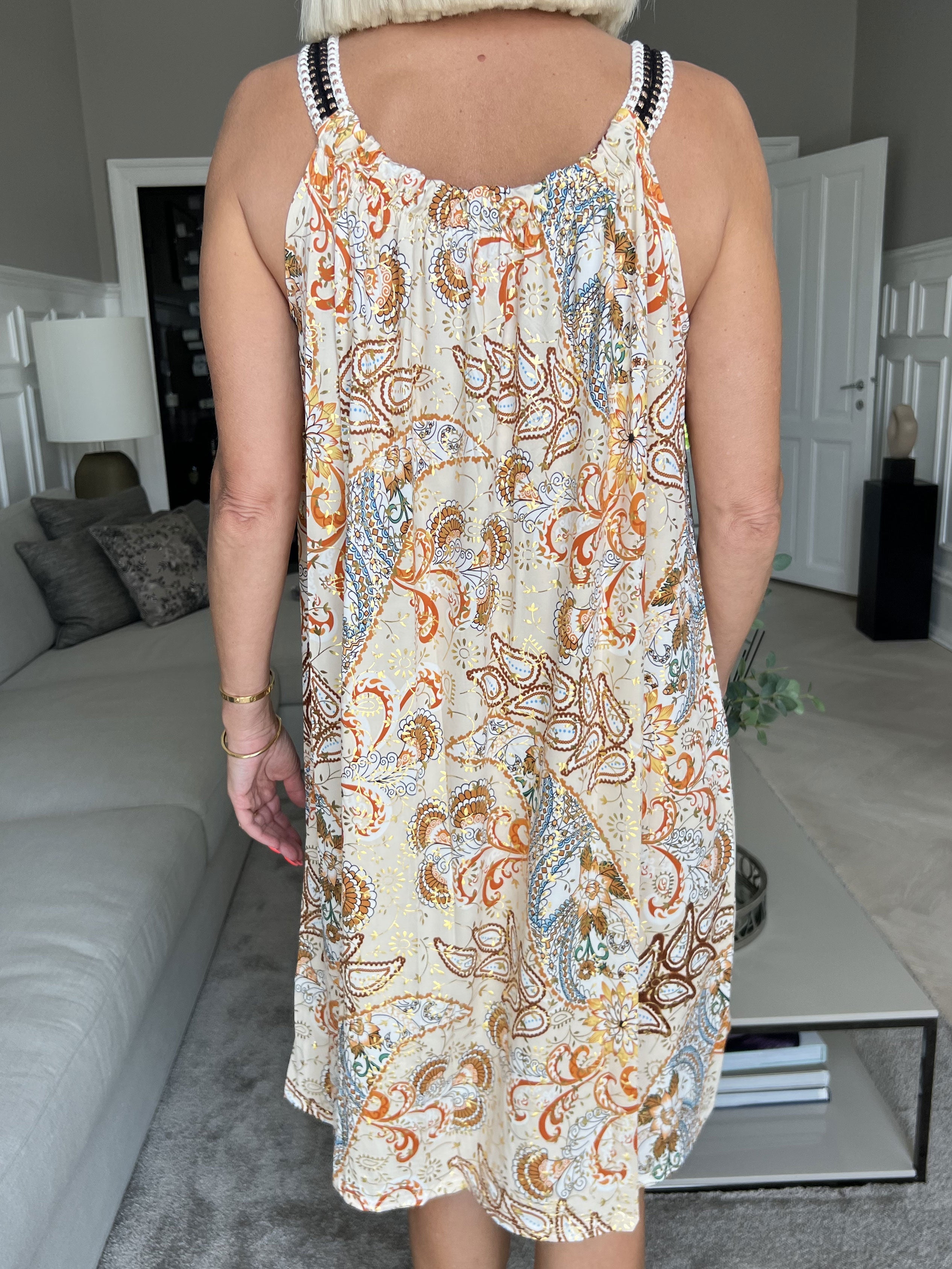 Asta Paisley - Klänning med elastiska band, mönster och gulddetaljer - Black