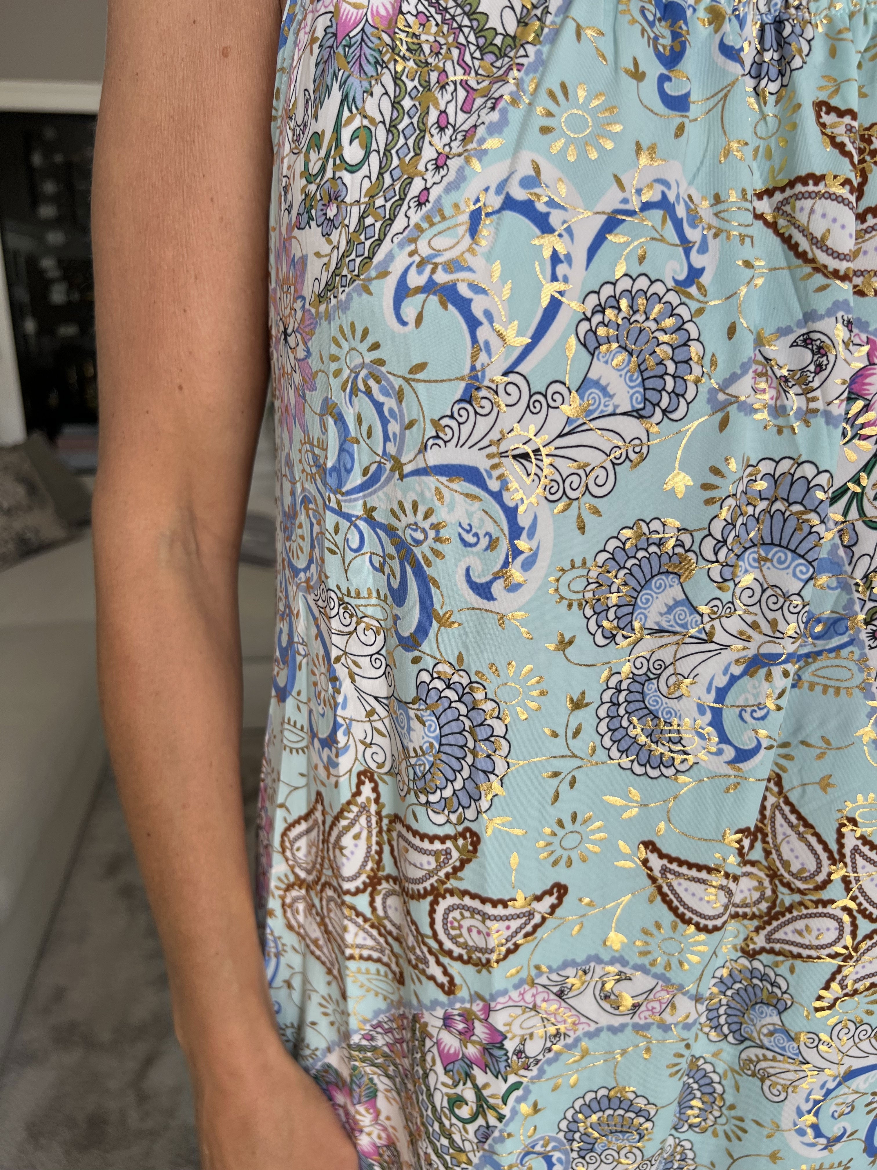 Asta Paisley - Klänning med elastiska band, mönster och gulddetaljer