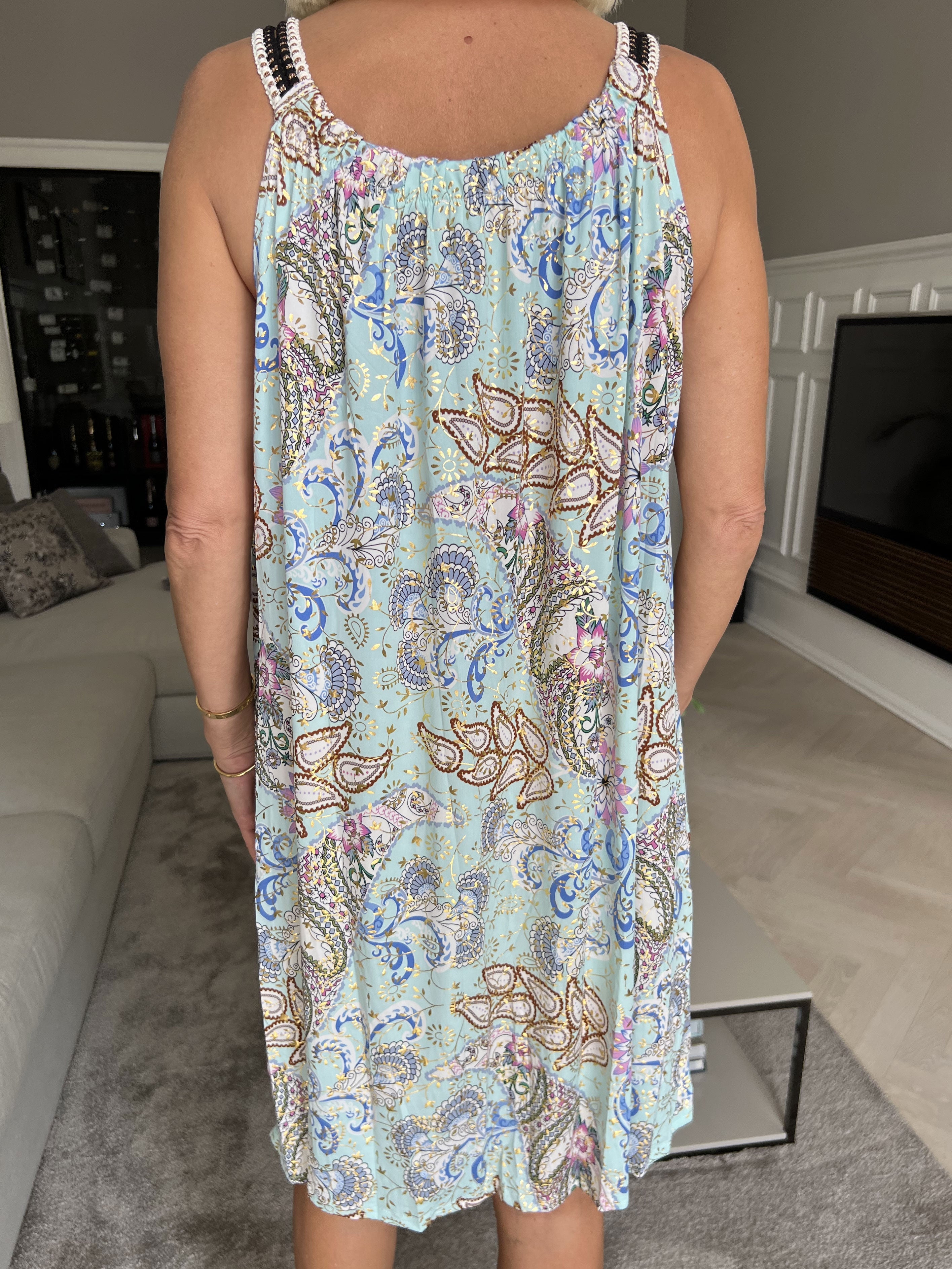 Asta Paisley - Klänning med elastiska band, mönster och gulddetaljer