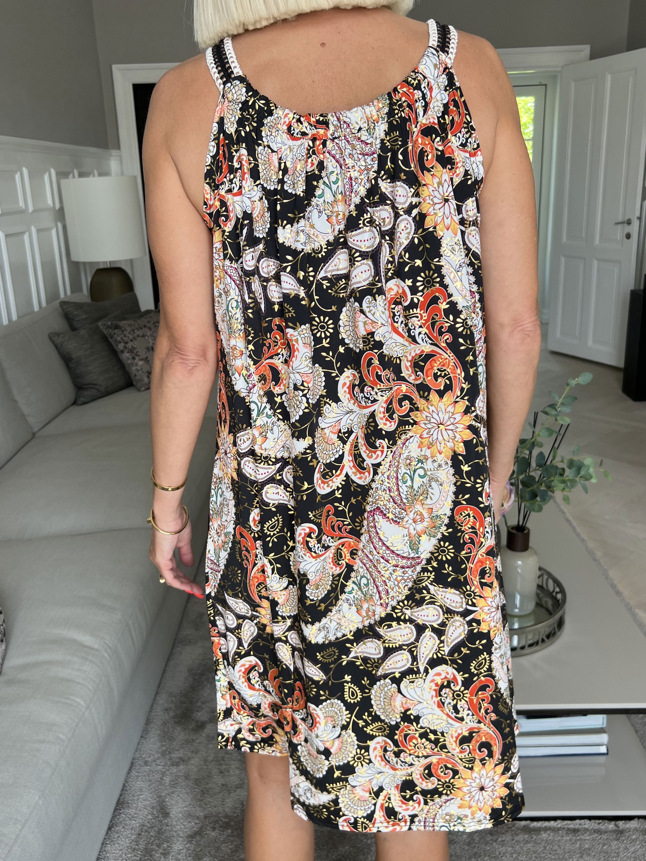 Asta Paisley - Klänning med elastiska band, mönster och gulddetaljer