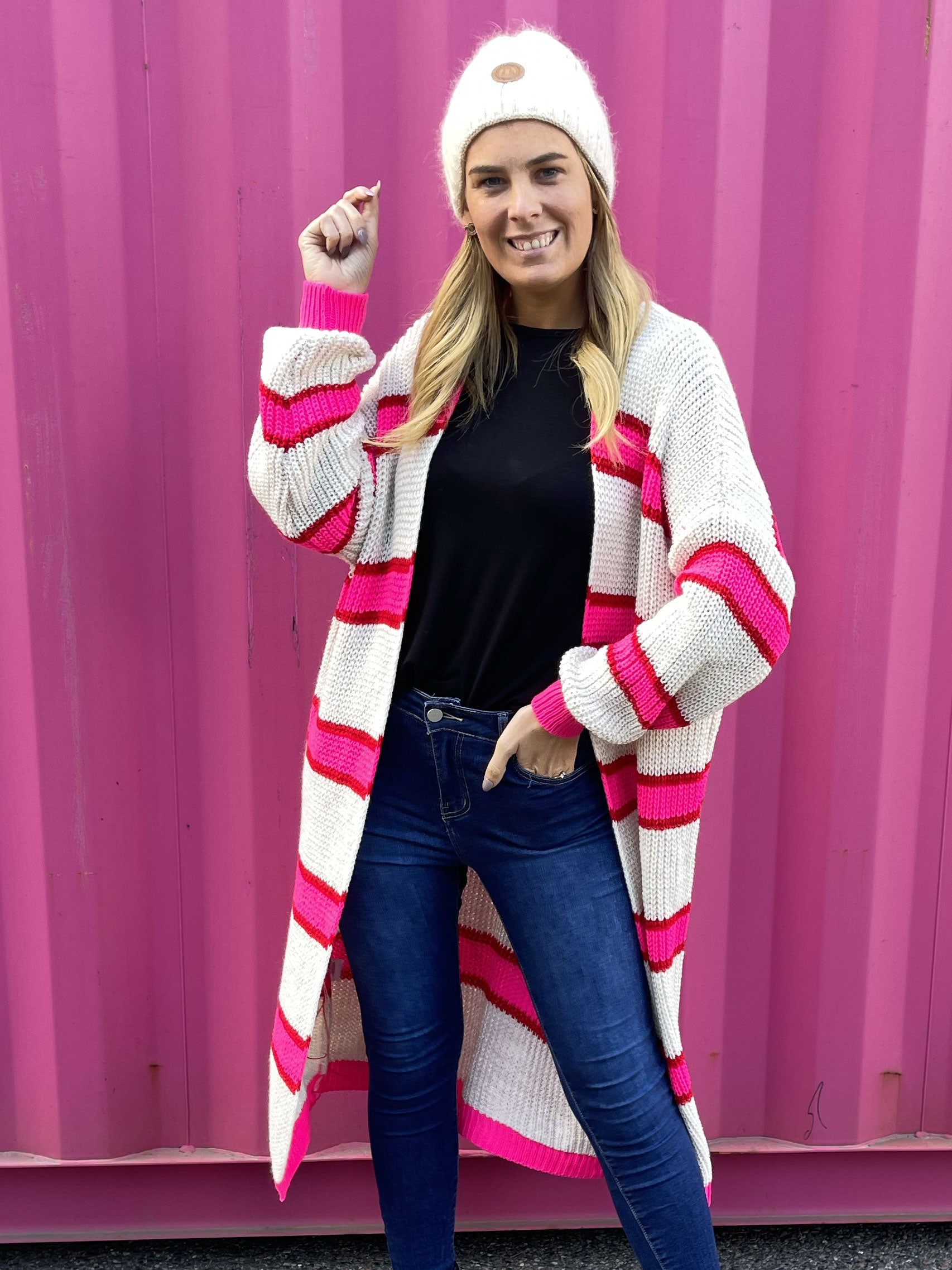 Belle - Lång stickad cardigan i plus size med färgade ränder