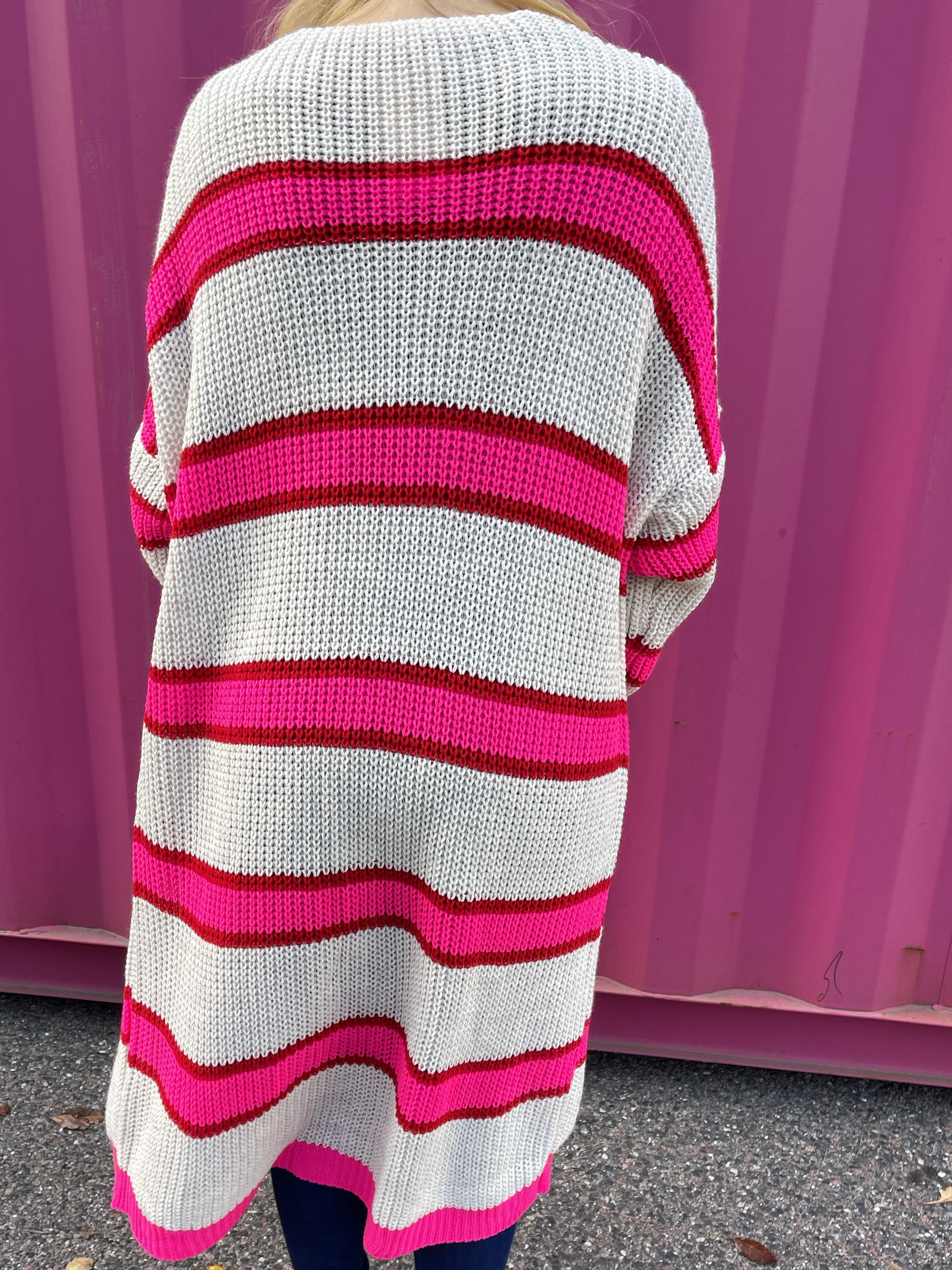 Belle - Lång stickad cardigan i plus size med färgade ränder