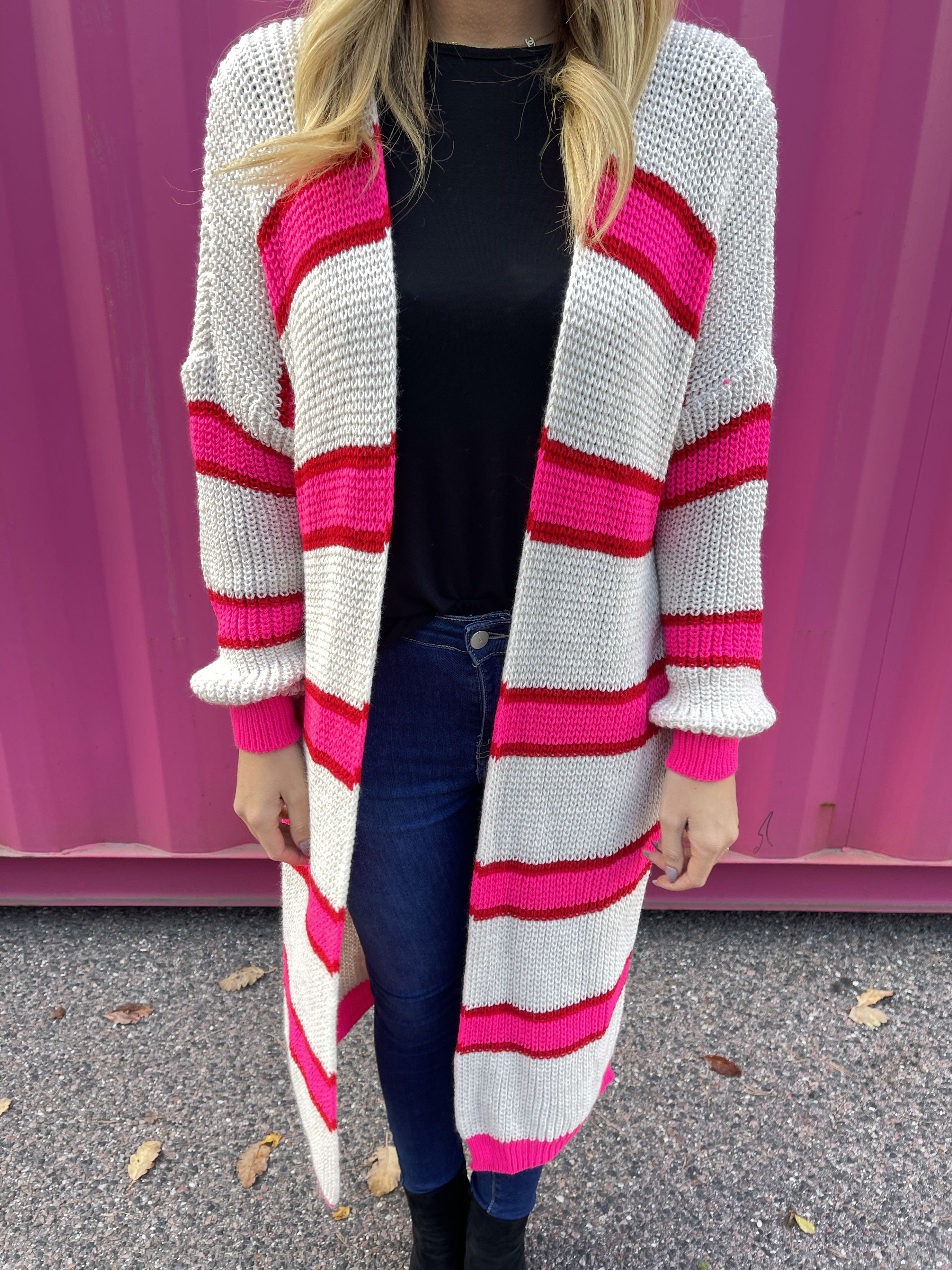 Belle - Lång stickad cardigan i plus size med färgade ränder