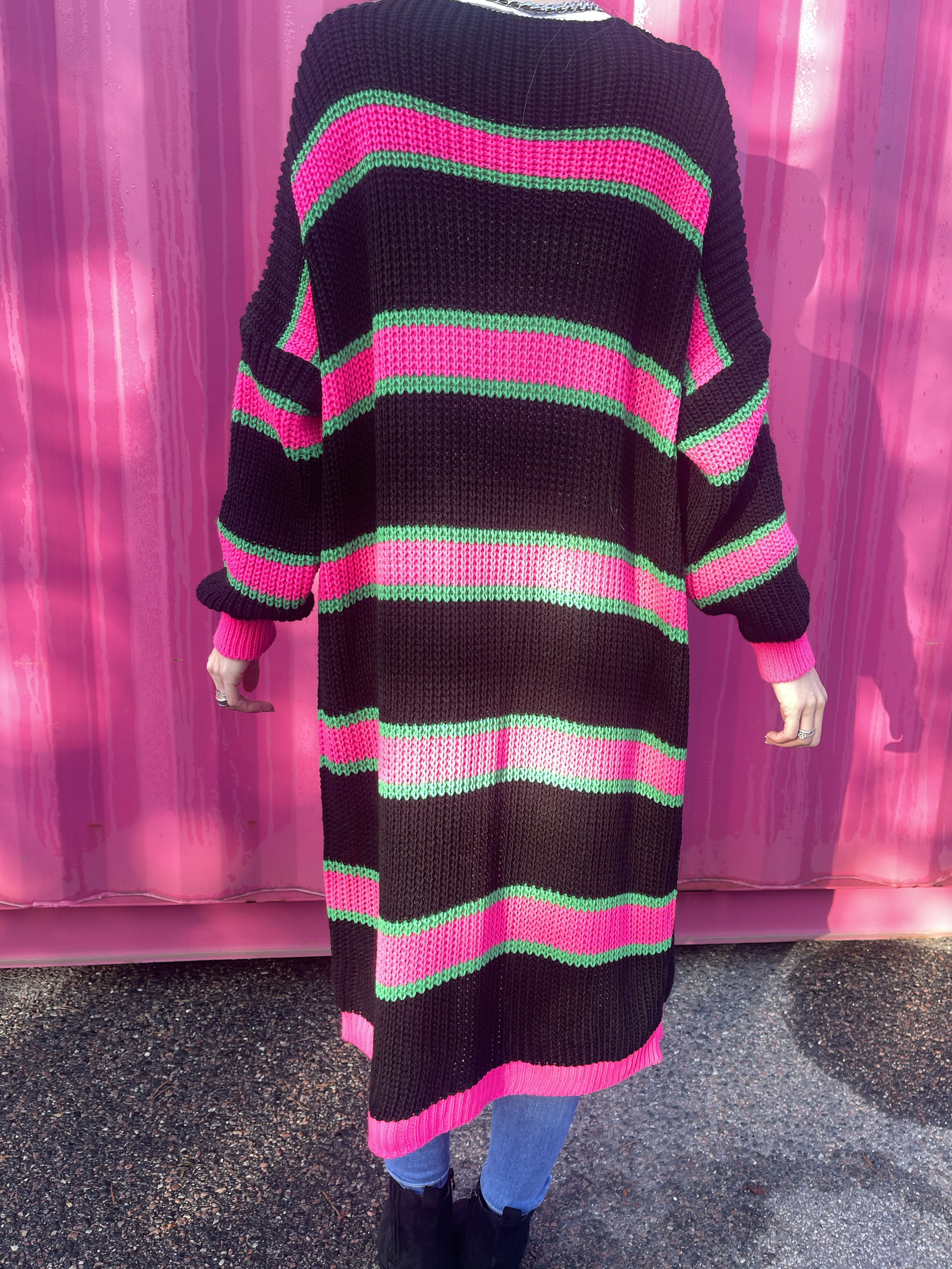 Belle - Lång stickad cardigan i plus size med färgade ränder