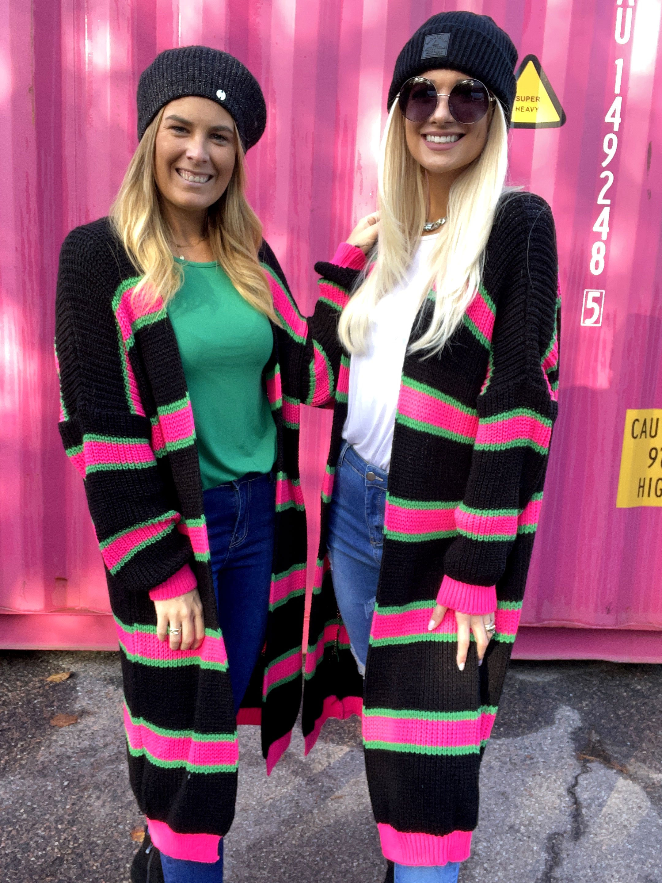 Belle - Lång stickad cardigan i plus size med färgade ränder