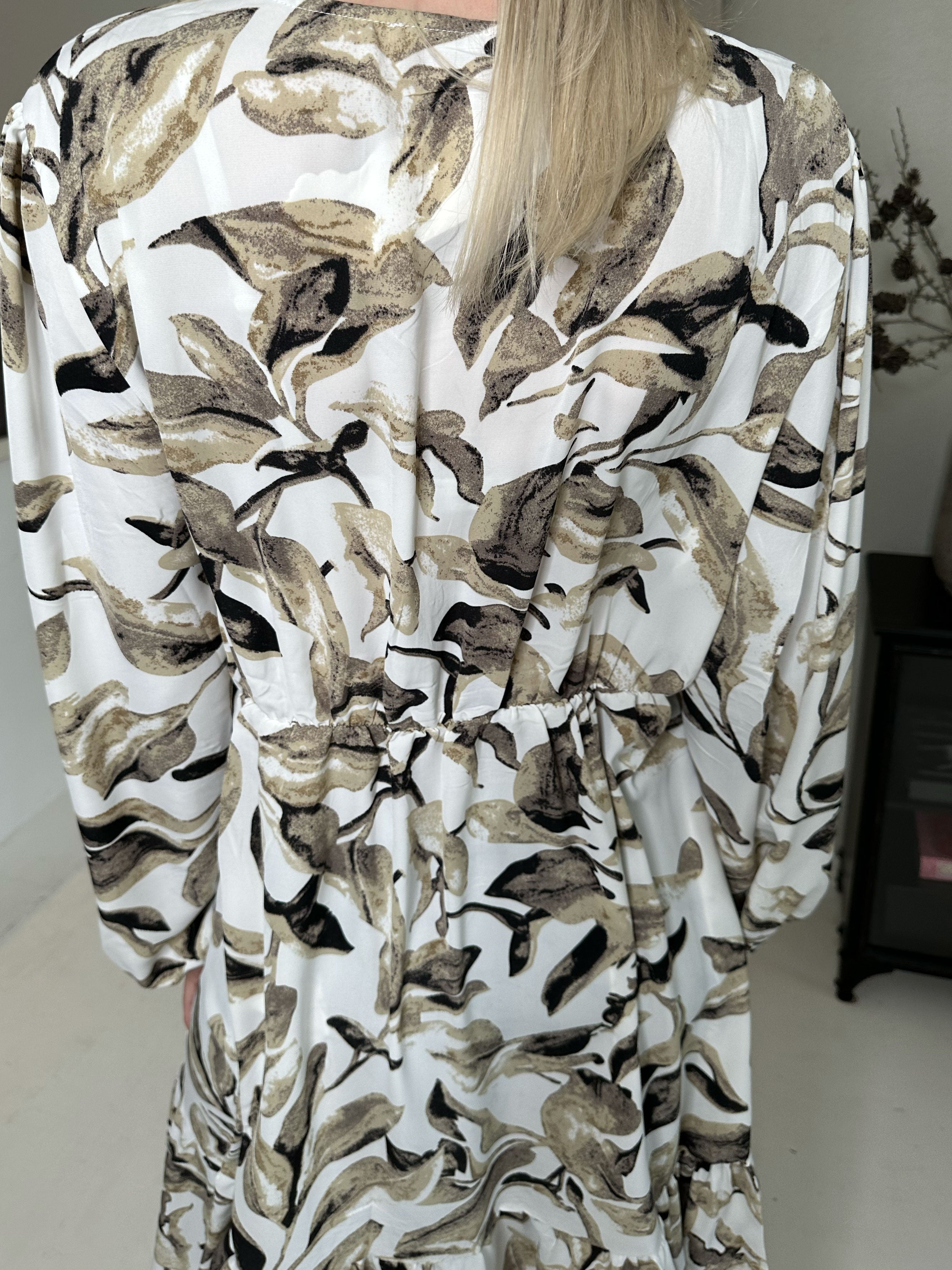 Bibiana - Lång klänning med bladmönster och träknappar