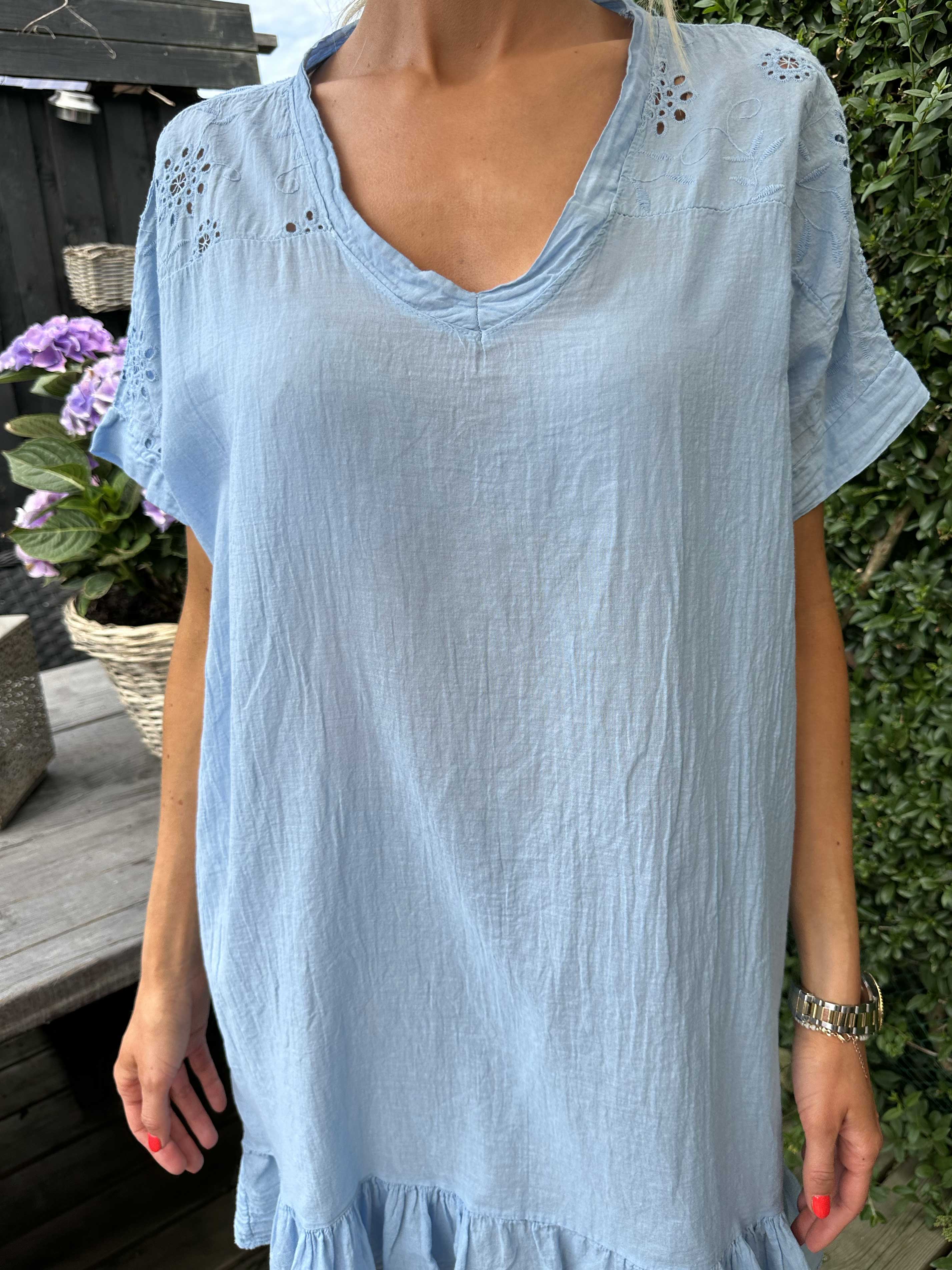 Bine - Enkel sommarklänning med broderi anglaise