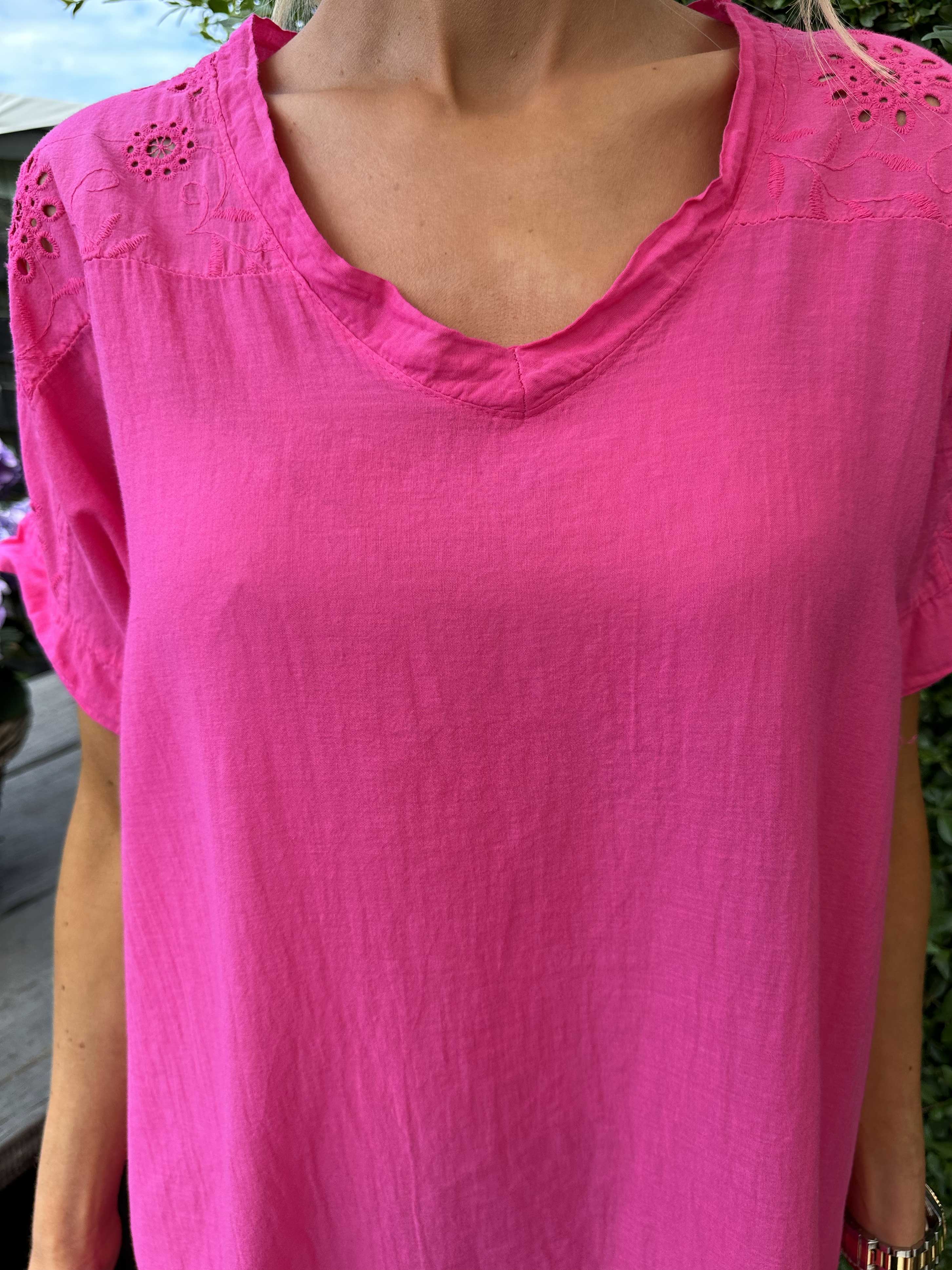 Bine - Enkel sommarklänning med broderi anglaise