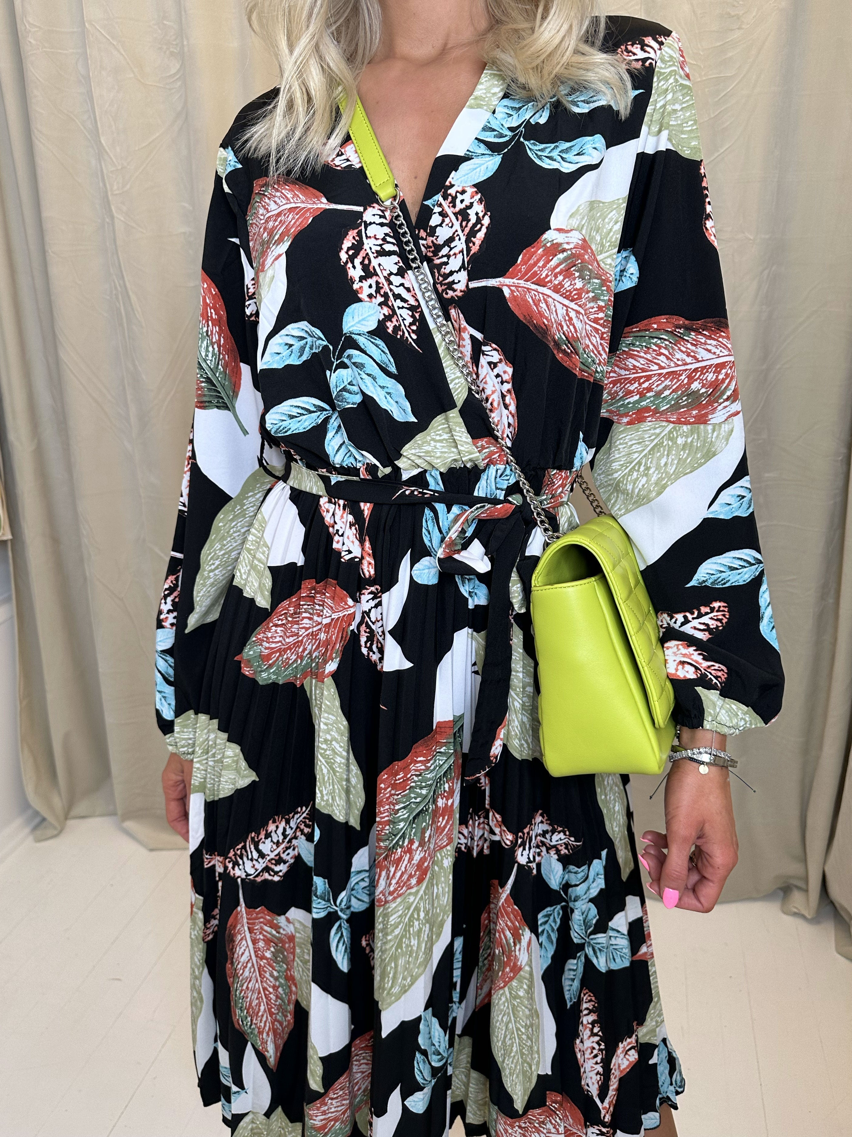 Blanca Leaf - Söt sommarklänning med plisserad kjol