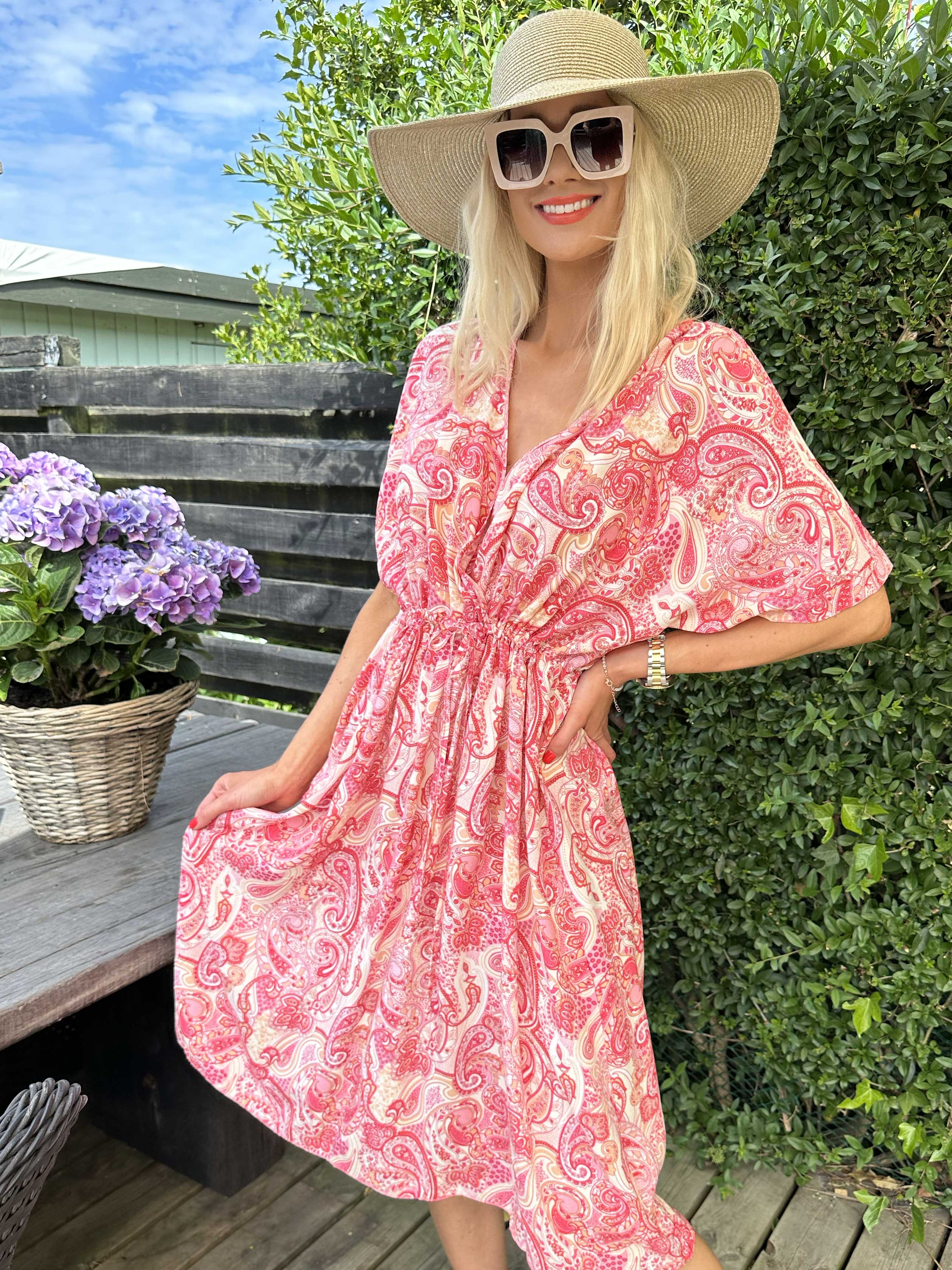 Cali - Söt klänning i viskos med paisleymönster och knytband - Rose