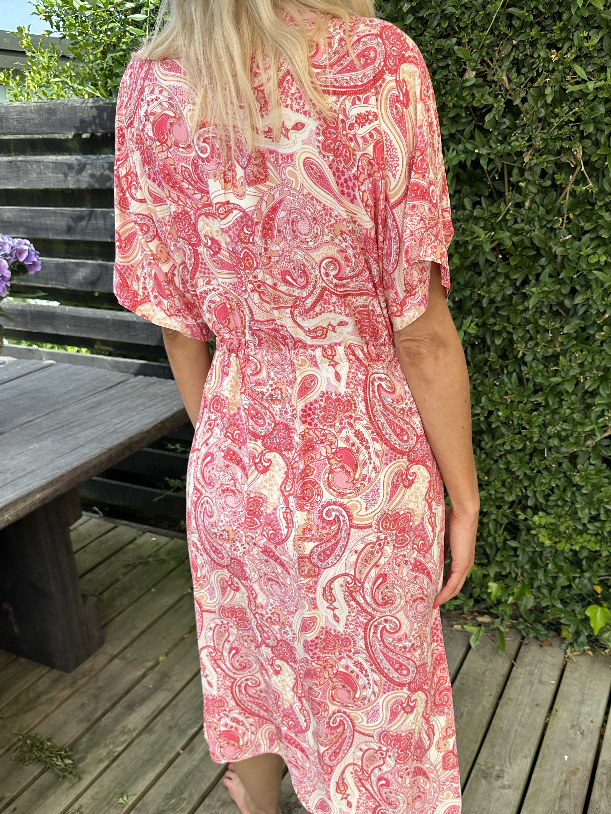 Cali - Söt klänning i viskos med paisleymönster och knytband